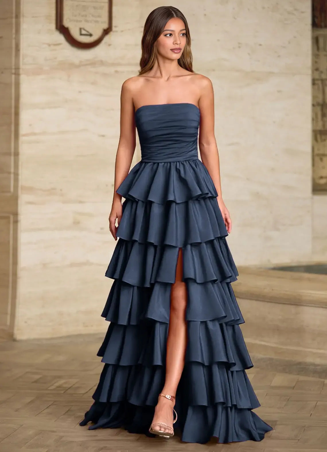 Elegante vestido de fiesta largo sin tirantes de satén con silueta A y volantes