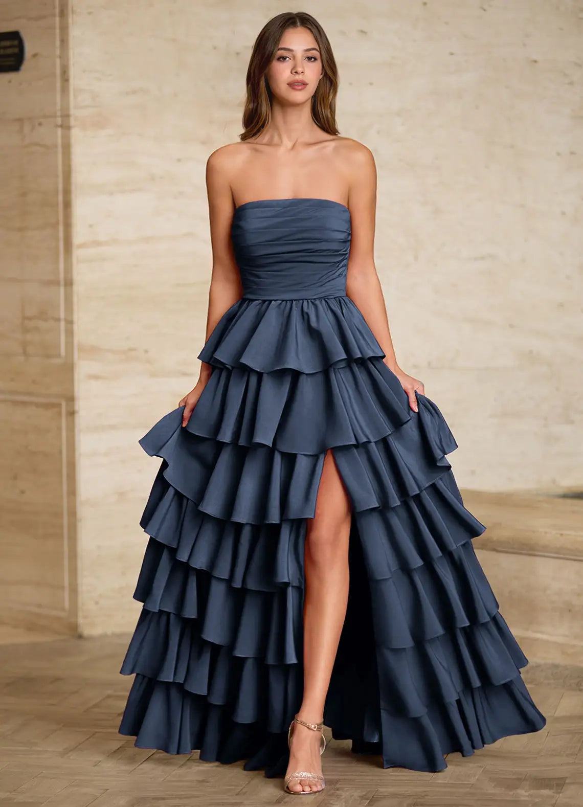 Elegante vestido de fiesta largo sin tirantes de satén con silueta A y volantes