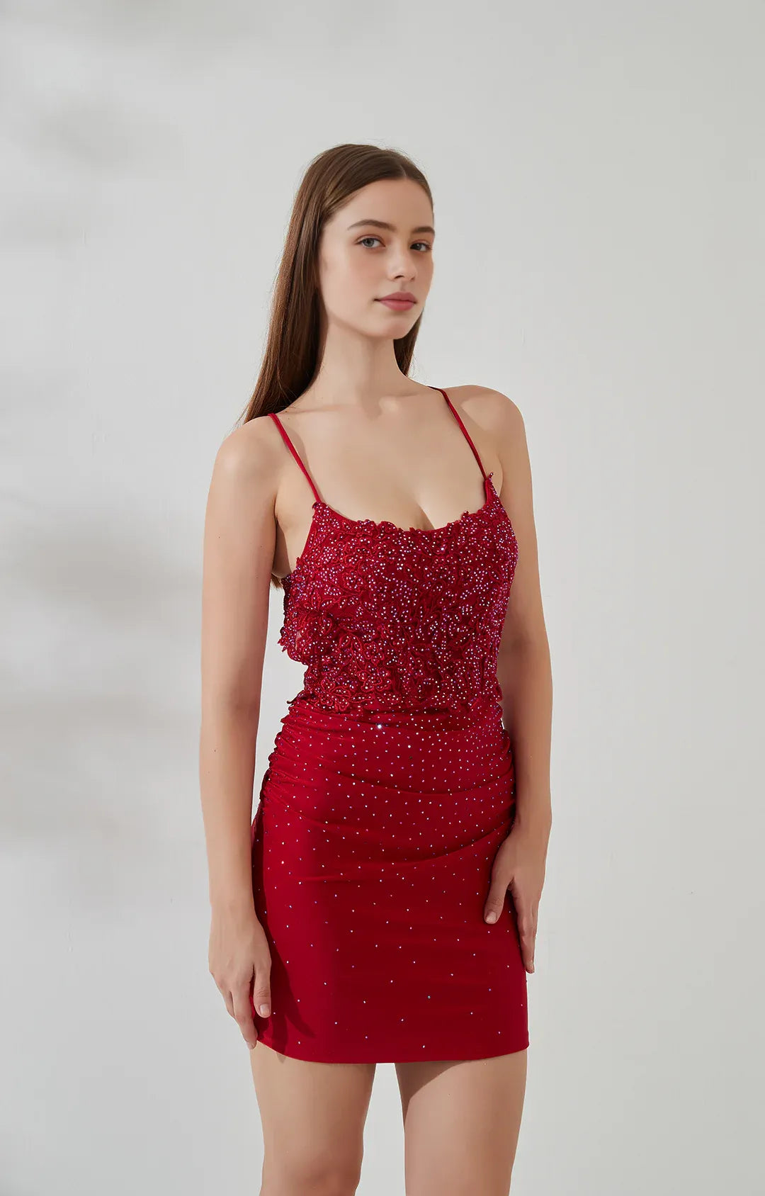 Glamuroso Vestido de Fiesta Corto sin Espalda con Escote Redondo, Encaje y Fruncidos Ajustado al Cuerpo