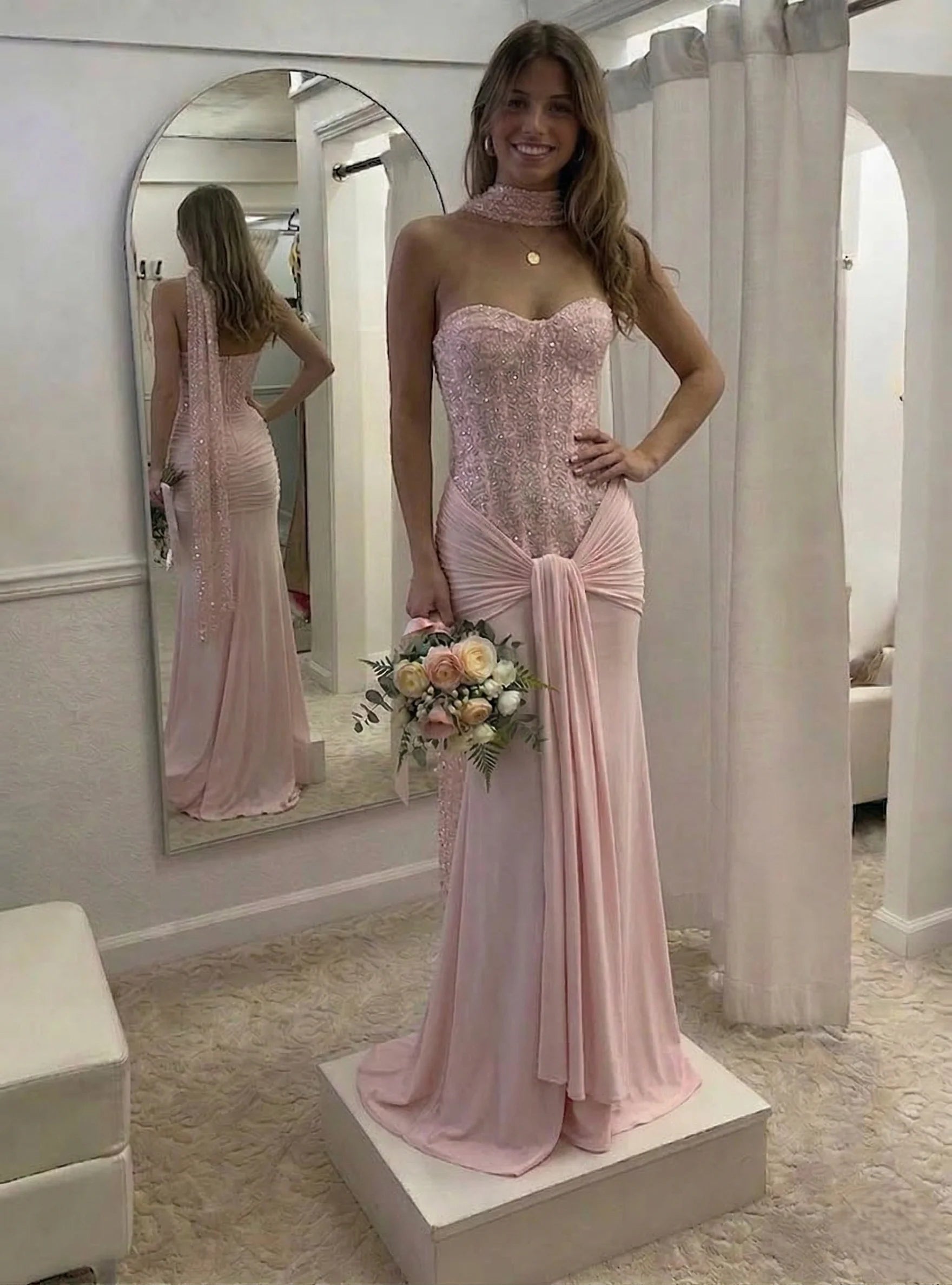 Vestido de fiesta largo de sirena glamuroso con escote corazón, abalorios y bufanda