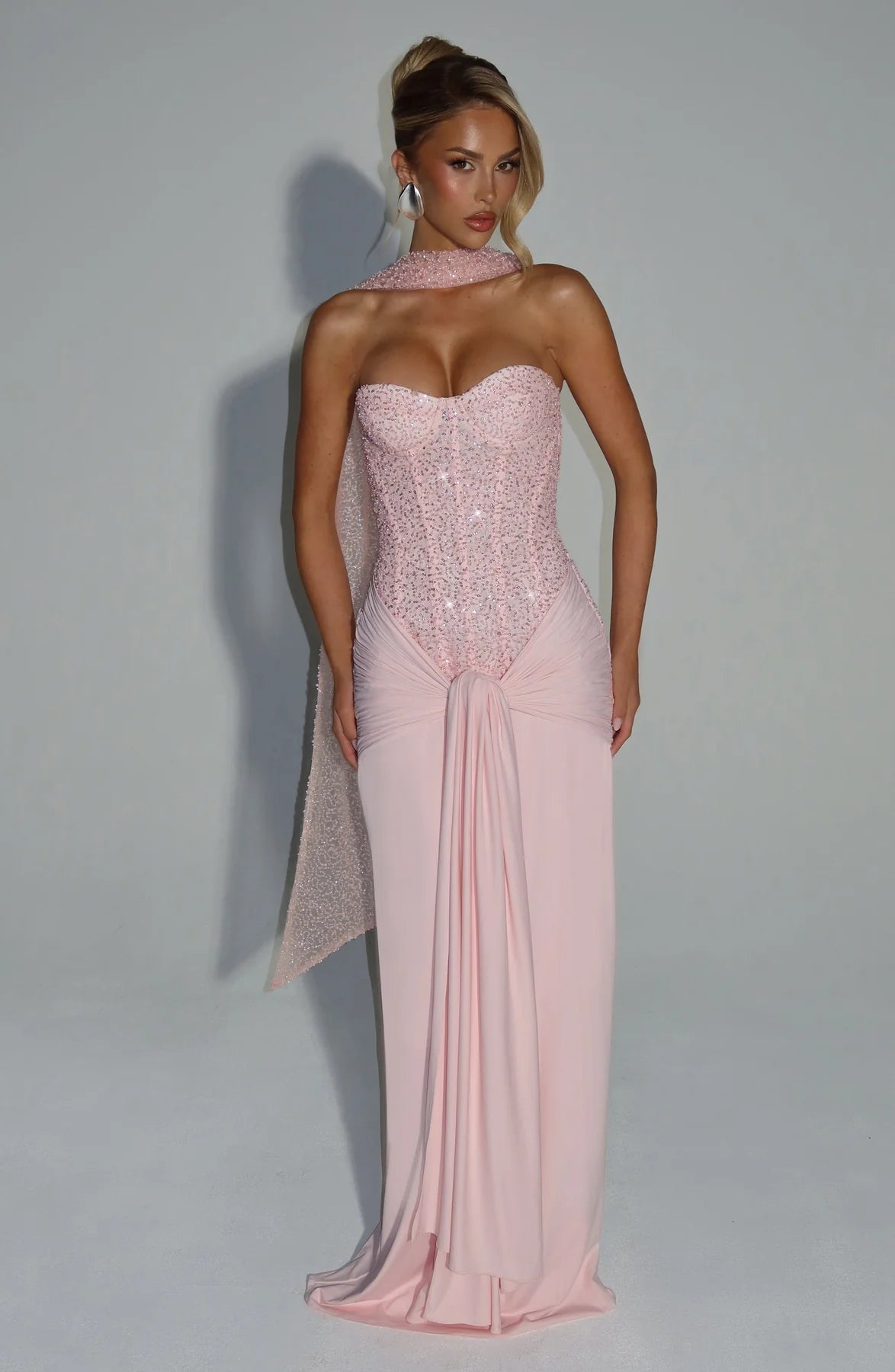 Vestido de fiesta largo de sirena glamuroso con escote corazón, abalorios y bufanda