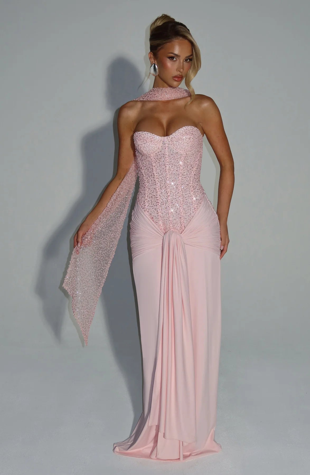 Vestido de fiesta largo de sirena glamuroso con escote corazón, abalorios y bufanda