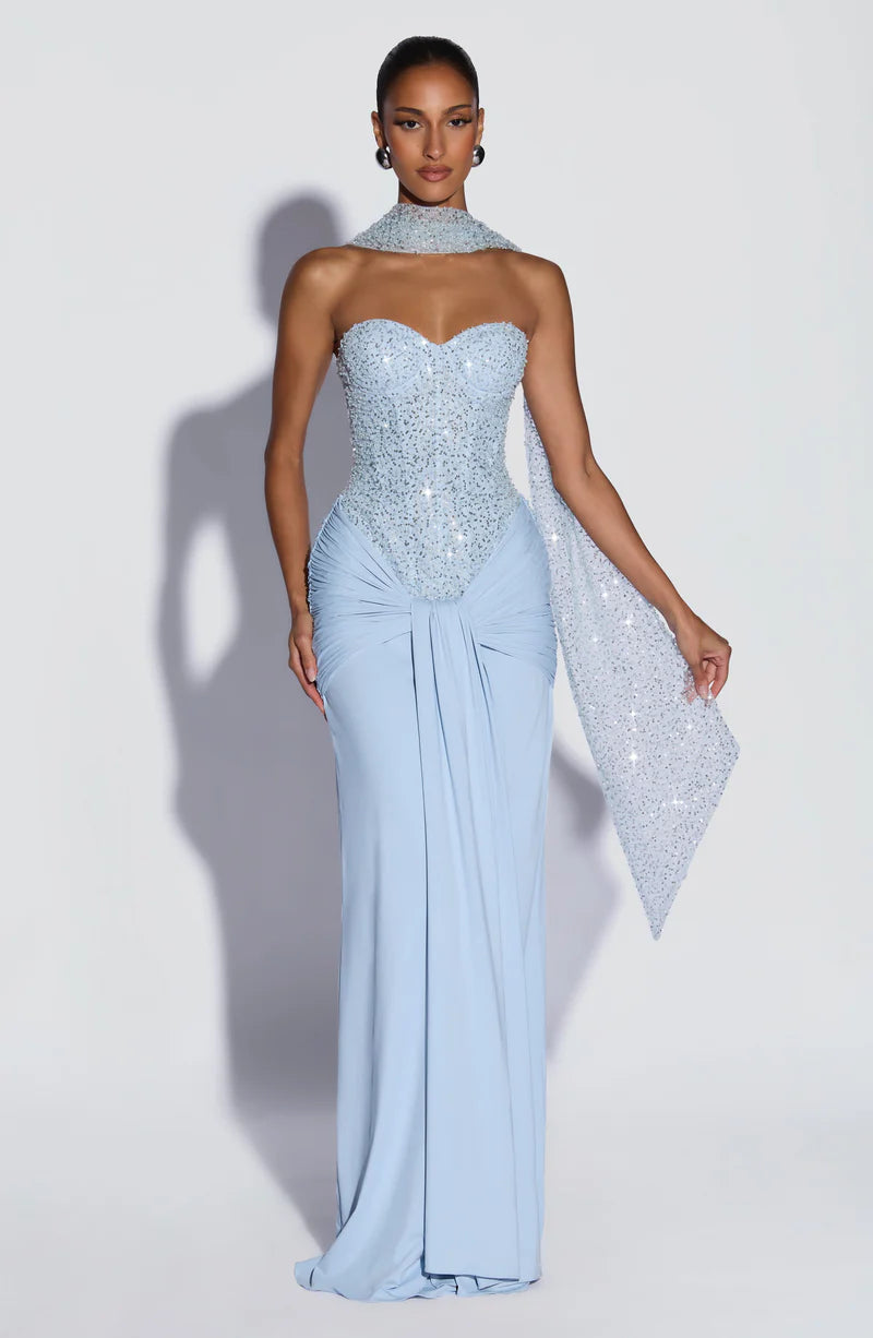 Vestido de fiesta largo de sirena glamuroso con escote corazón, abalorios y bufanda