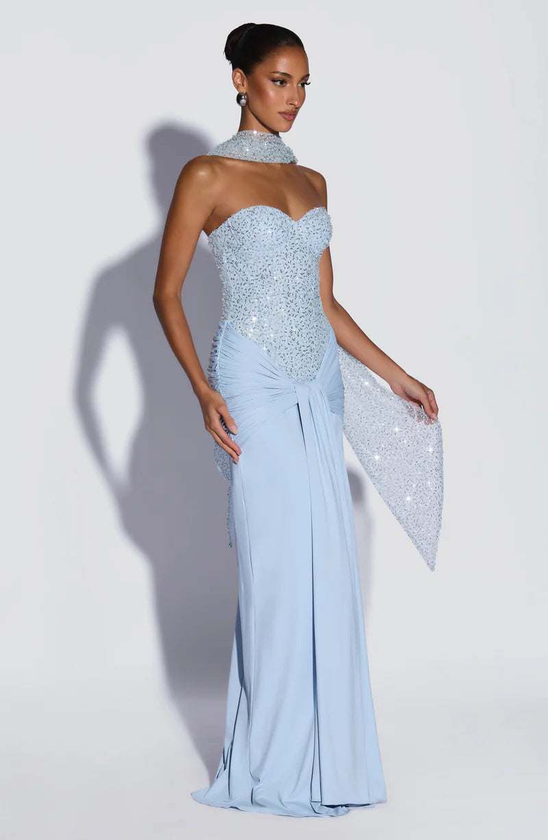 Vestido de fiesta largo de sirena glamuroso con escote corazón, abalorios y bufanda