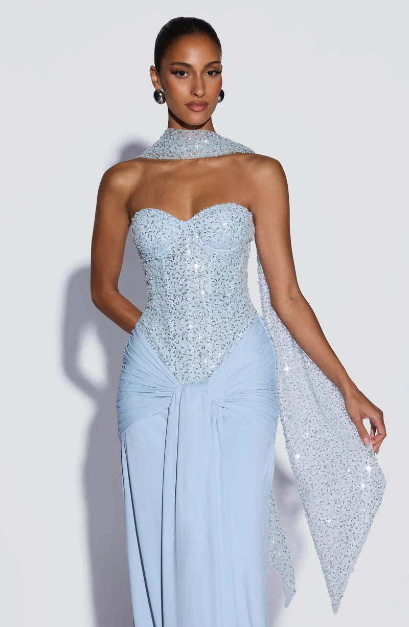 Vestido de fiesta largo de sirena glamuroso con escote corazón, abalorios y bufanda
