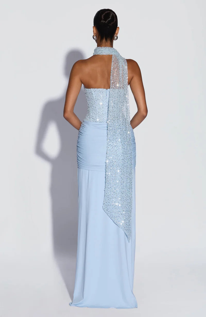 Vestido de fiesta largo de sirena glamuroso con escote corazón, abalorios y bufanda