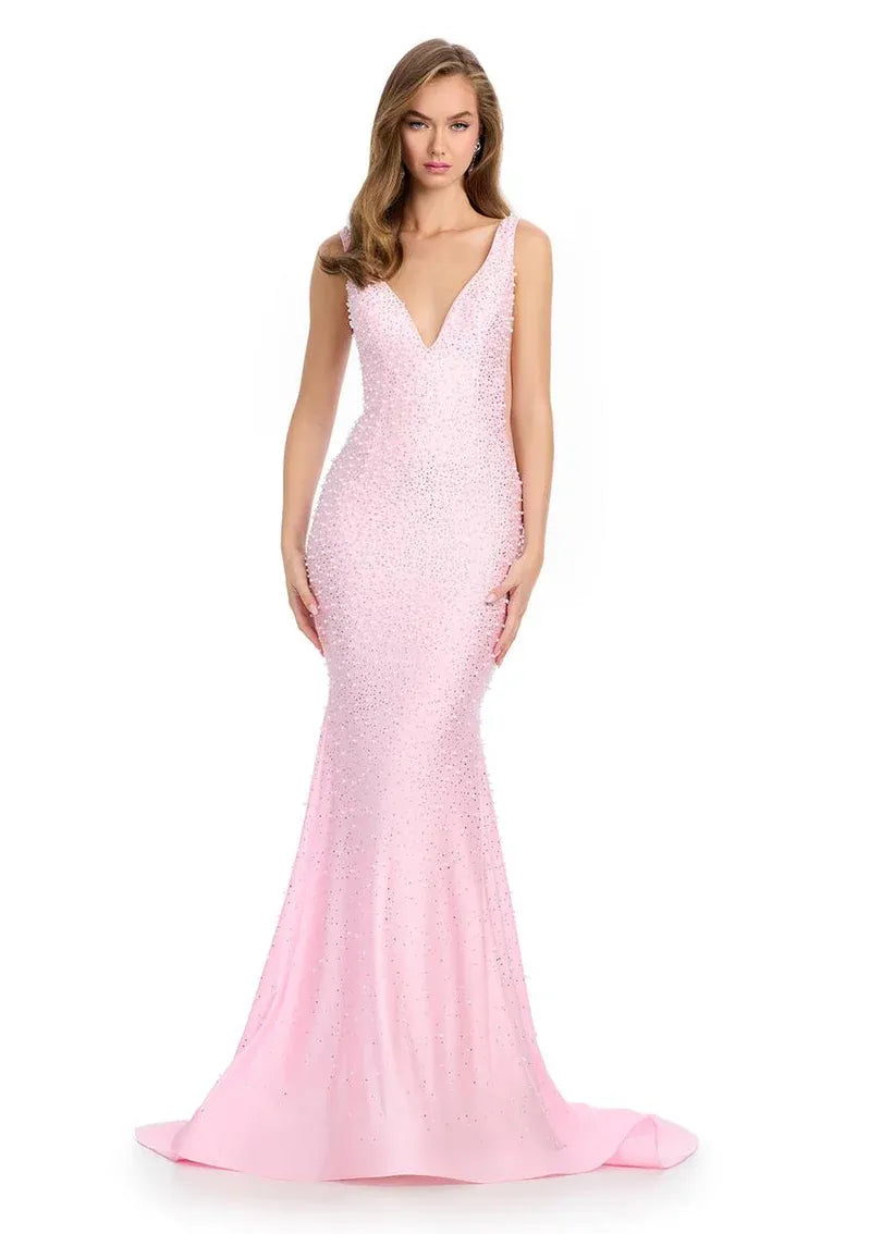 Elegante vestido de noche largo de sirena con cuello de pico y abalorios de malla para fiesta de graduación
