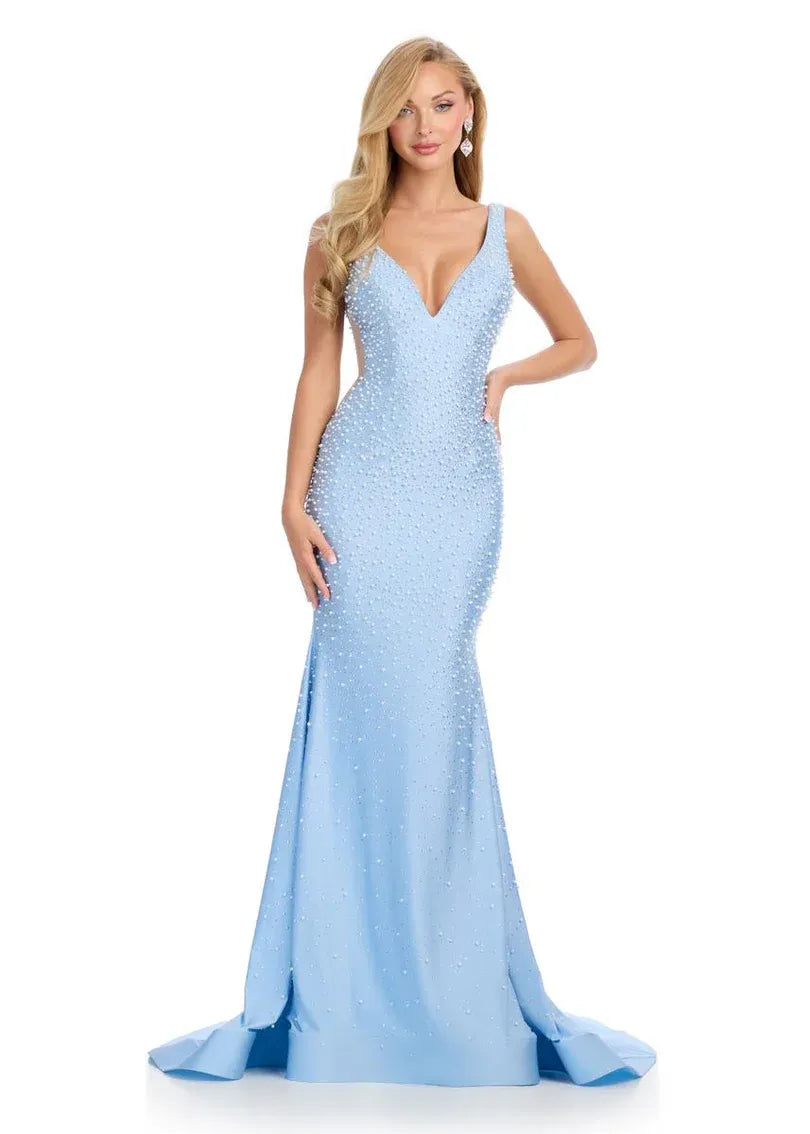 Elegante vestido de noche largo de sirena con cuello de pico y abalorios de malla para fiesta de graduación