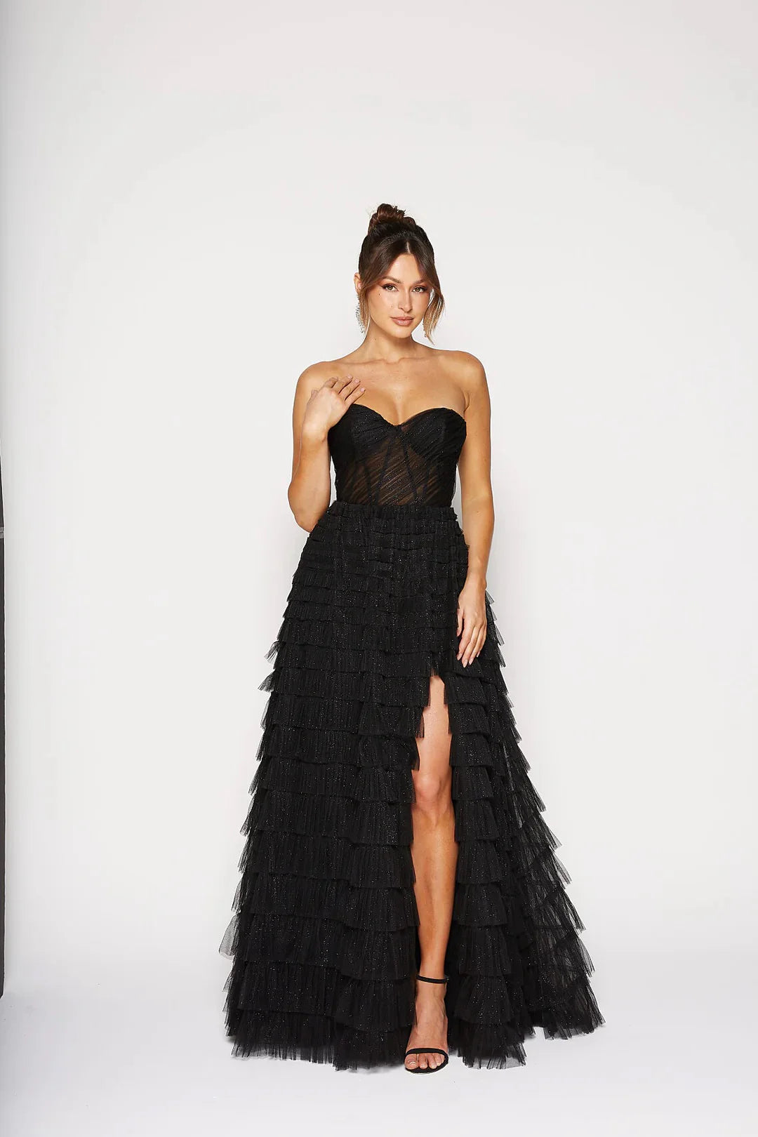 Vestido de fiesta formal con corsé de tul escalonado sin tirantes en línea A con brillos