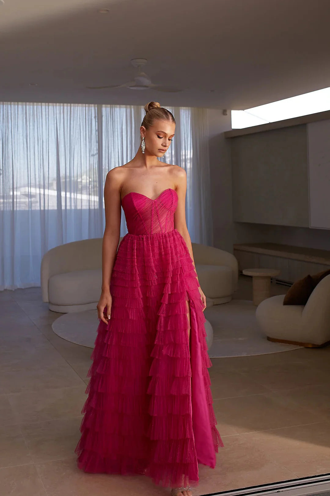 Vestido de fiesta formal con corsé de tul escalonado sin tirantes en línea A con brillos