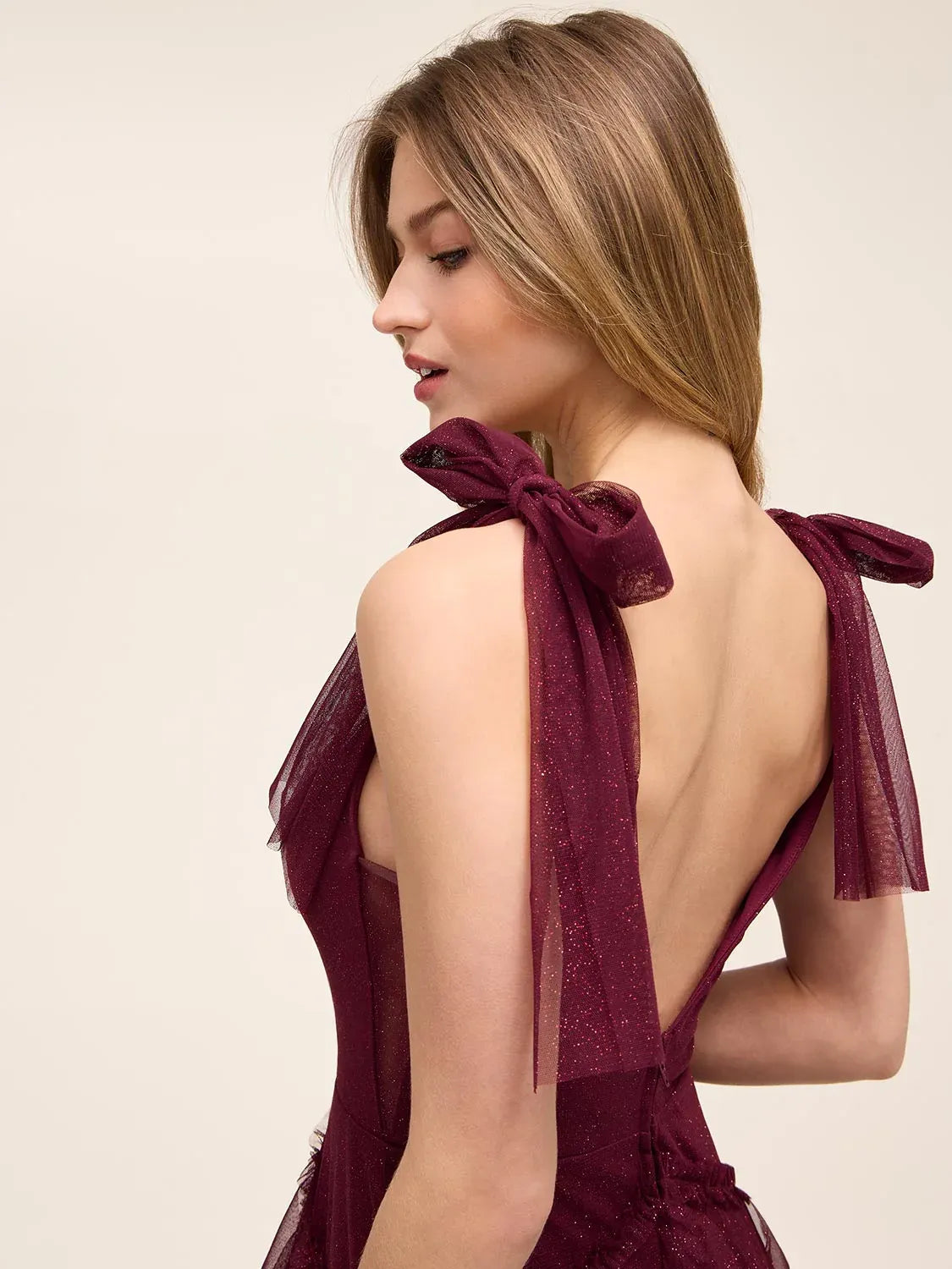 Vestido largo de fiesta de tul brillante con escote en V, volantes, capas y espalda descubierta
