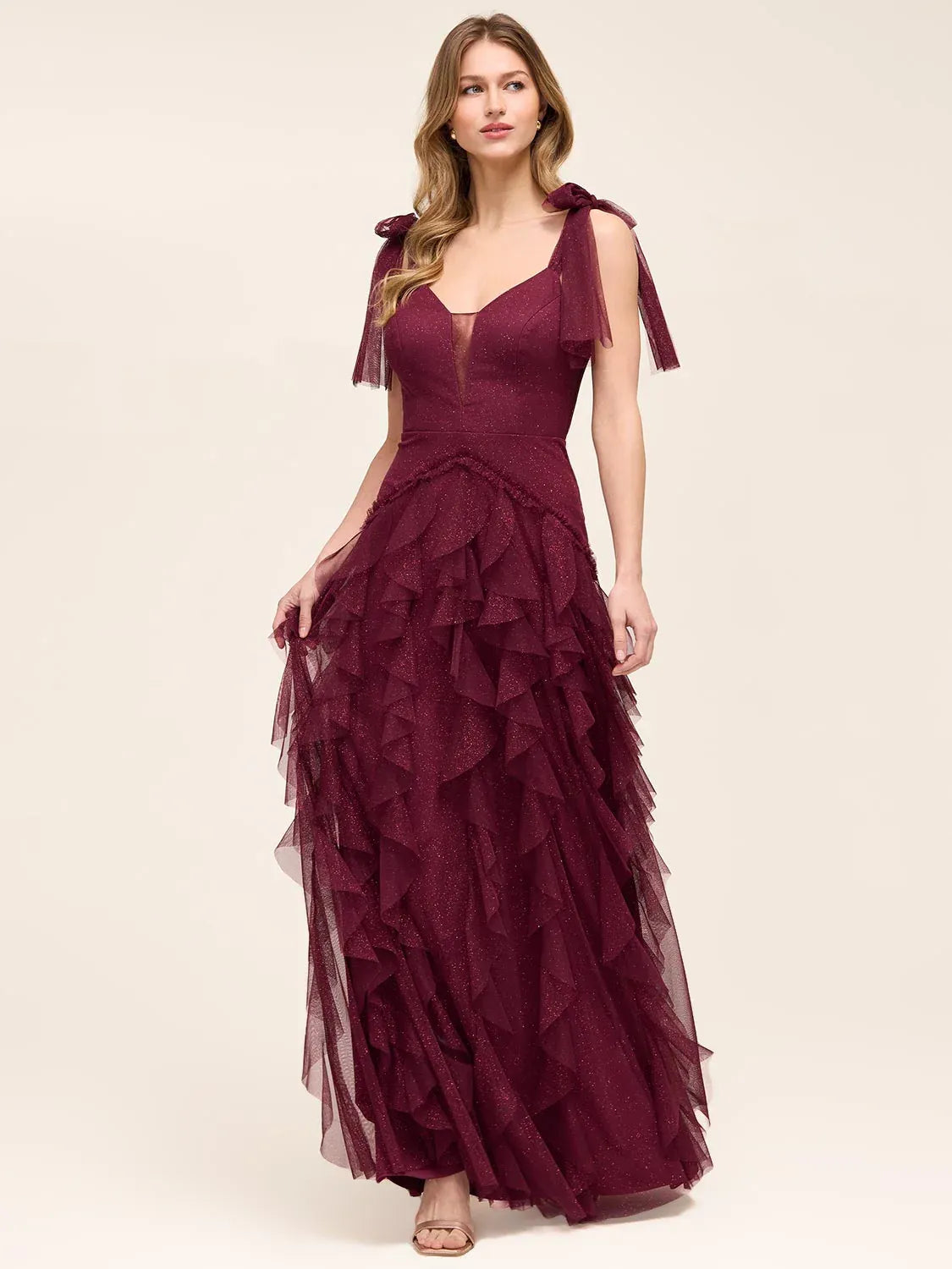 Vestido largo de fiesta de tul brillante con escote en V, volantes, capas y espalda descubierta