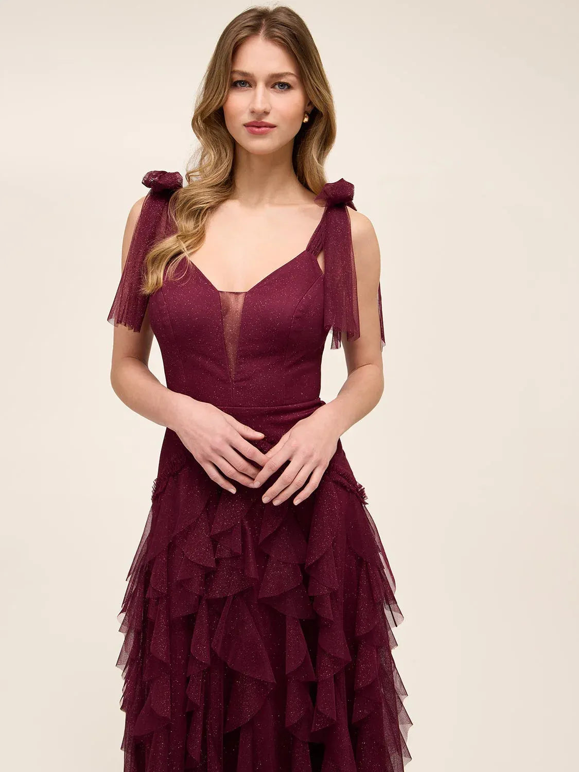 Vestido largo de fiesta de tul brillante con escote en V, volantes, capas y espalda descubierta