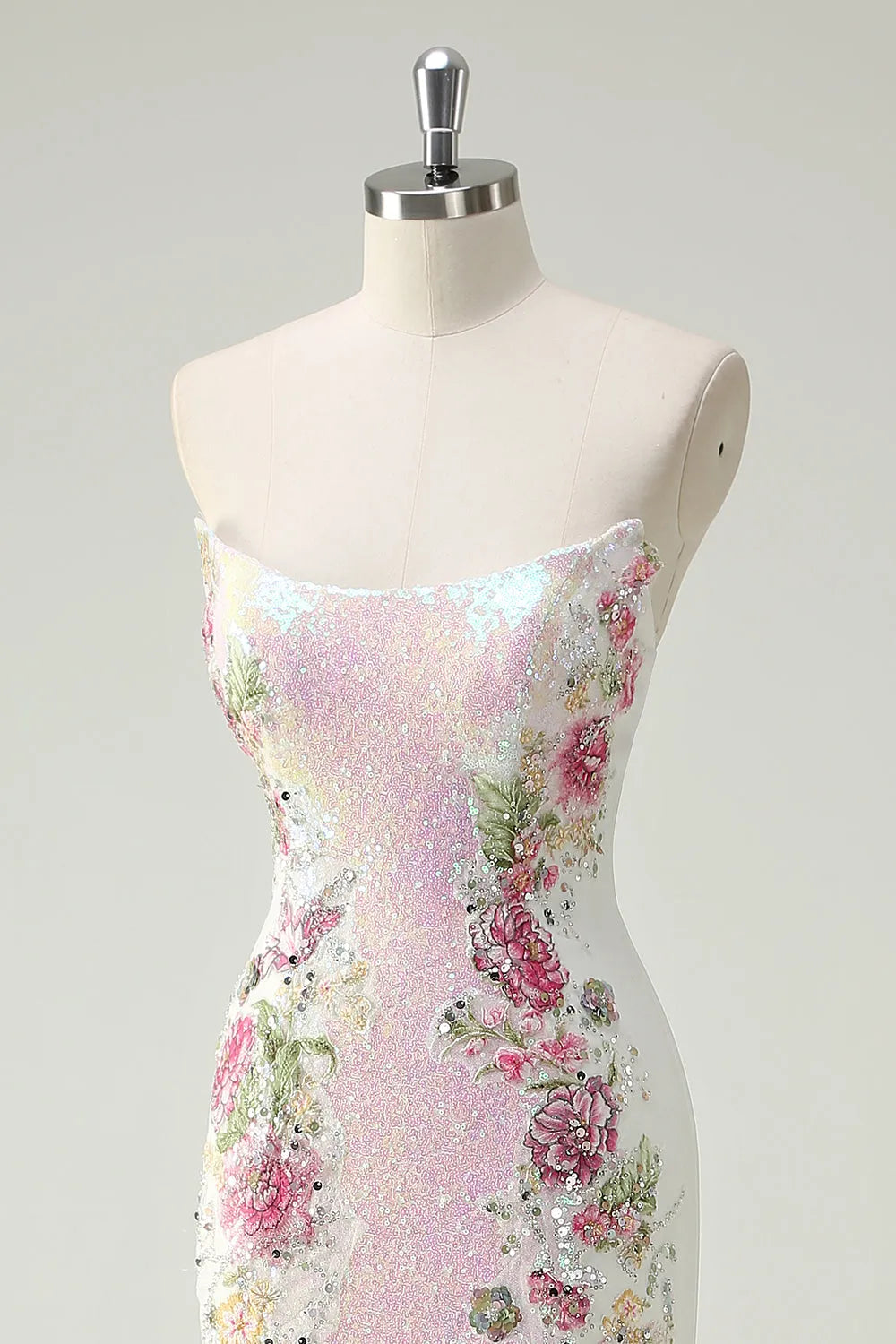 Precioso vestido de fiesta largo sin tirantes de sirena con lentejuelas y apliques