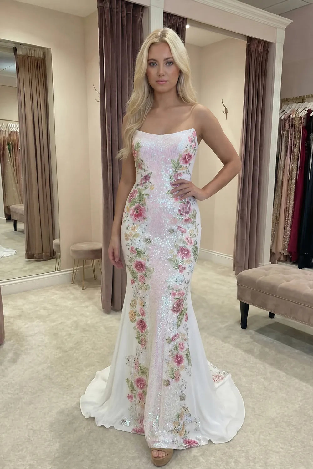 Precioso vestido de fiesta largo sin tirantes de sirena con lentejuelas y apliques