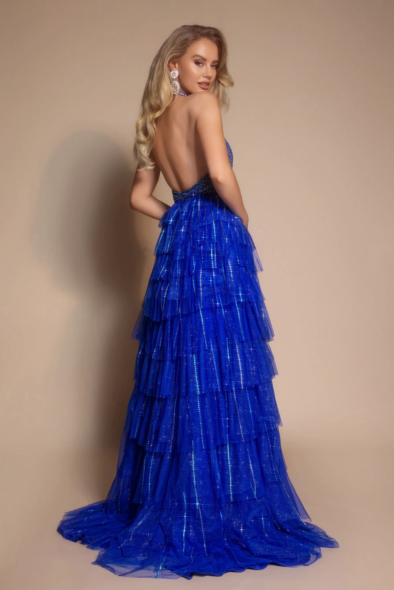 Vestido de fiesta glamoroso con cuello halter, falda acampanada, capas de tul hasta el suelo