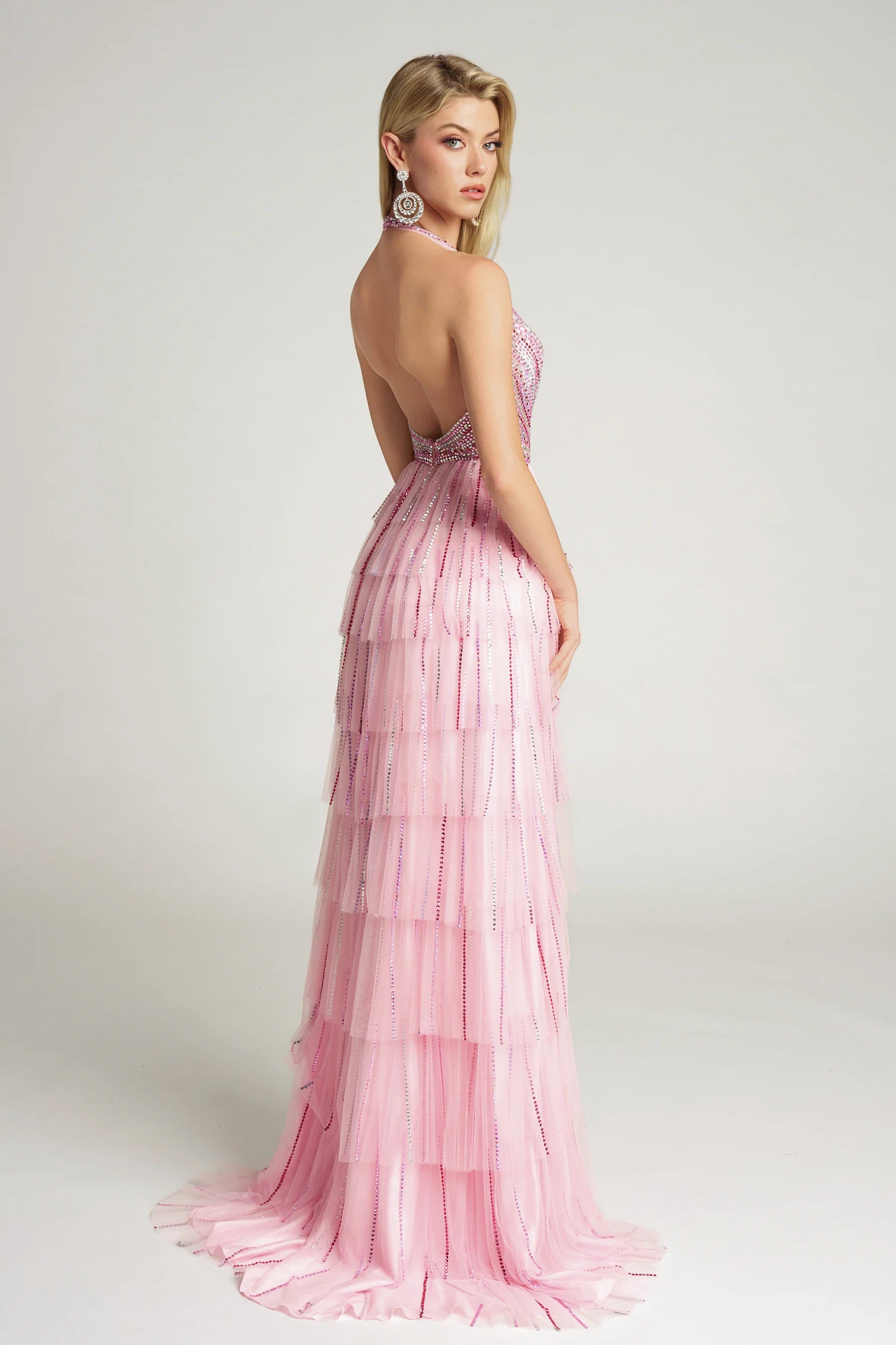Vestido de fiesta glamoroso con cuello halter, falda acampanada, capas de tul hasta el suelo