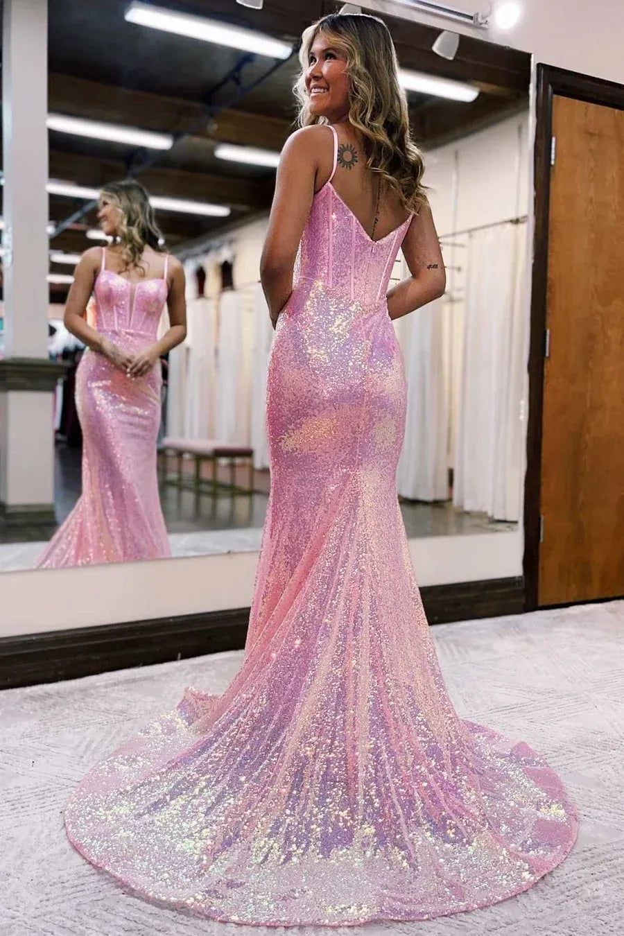 Vestido largo de fiesta de sirena con lentejuelas rosa iridiscente, escote corazón, tirantes finos y sin espalda