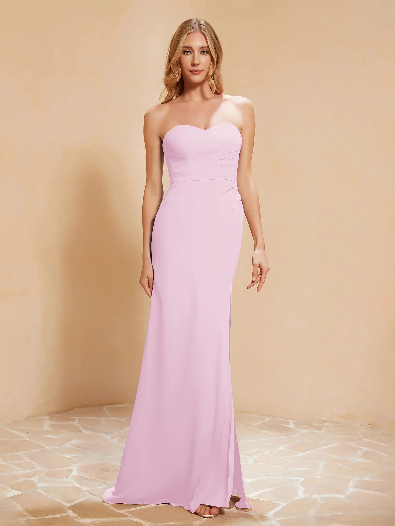 Vestido de noche largo de dama de honor de chifón con escote corazón sin tirantes, cintura fruncida y abertura alta estilo sirena