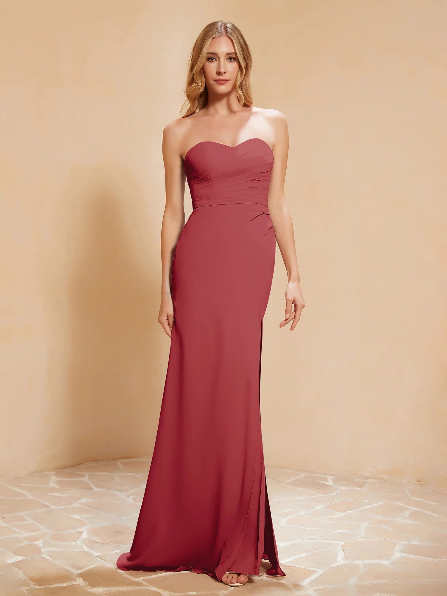 Vestido de noche largo de dama de honor de chifón con escote corazón sin tirantes, cintura fruncida y abertura alta estilo sirena