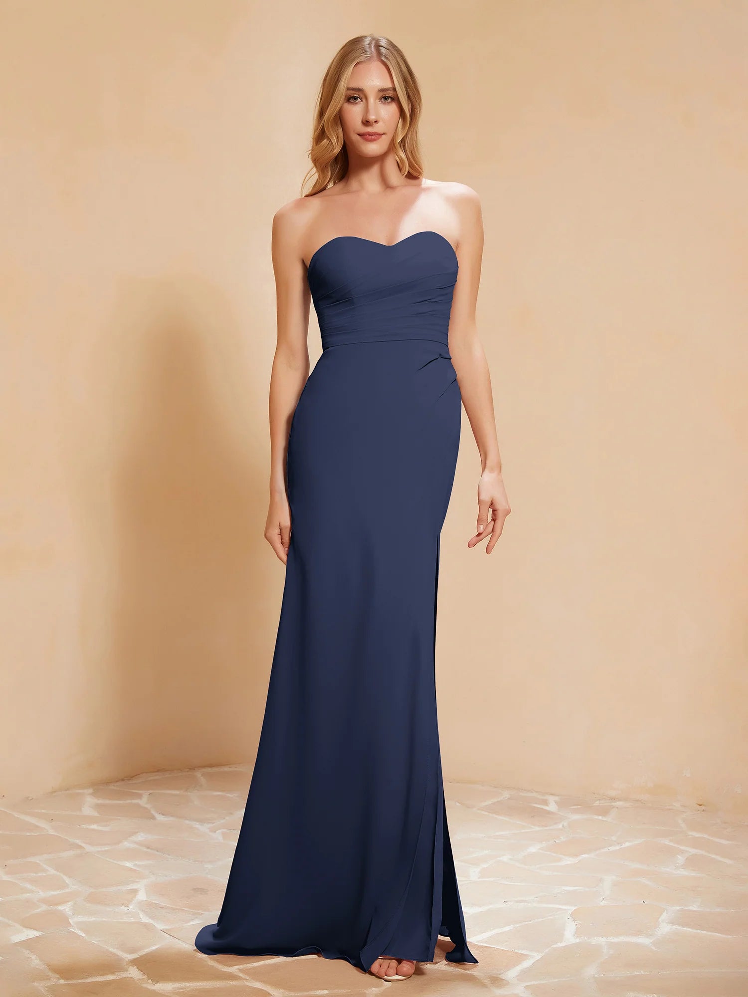 Vestido de noche largo de dama de honor de chifón con escote corazón sin tirantes, cintura fruncida y abertura alta estilo sirena