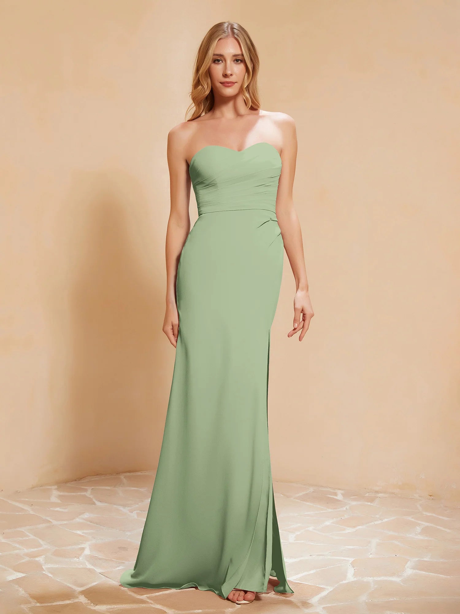 Vestido de noche largo de dama de honor de chifón con escote corazón sin tirantes, cintura fruncida y abertura alta estilo sirena