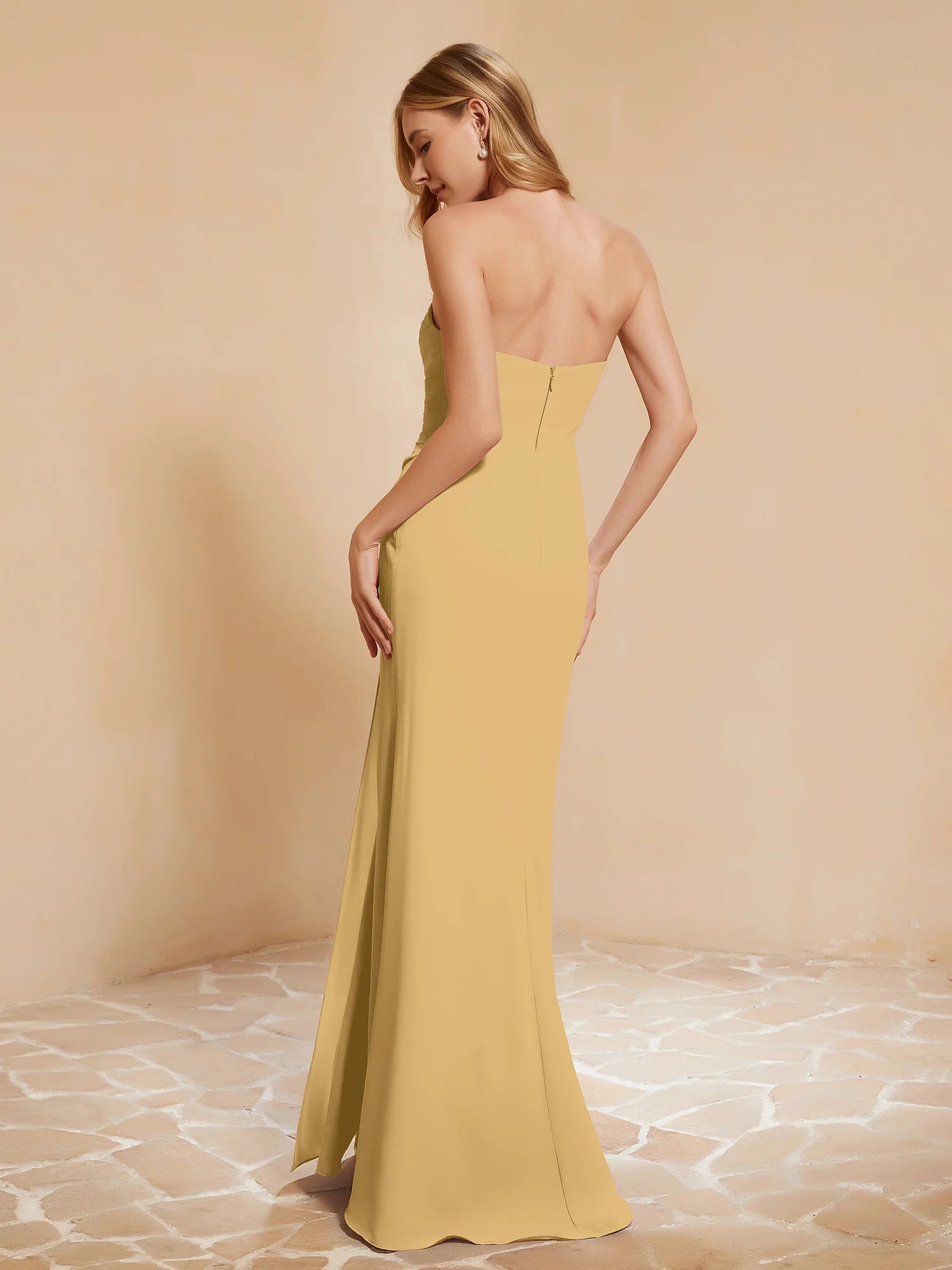 Vestido de noche largo de dama de honor de chifón con escote corazón sin tirantes, cintura fruncida y abertura alta estilo sirena