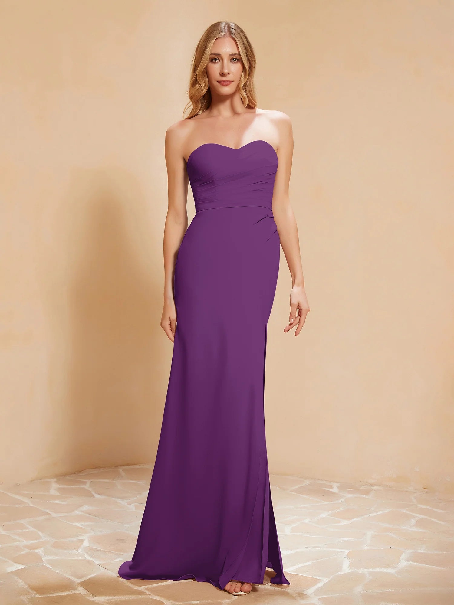 Vestido de noche largo de dama de honor de chifón con escote corazón sin tirantes, cintura fruncida y abertura alta estilo sirena