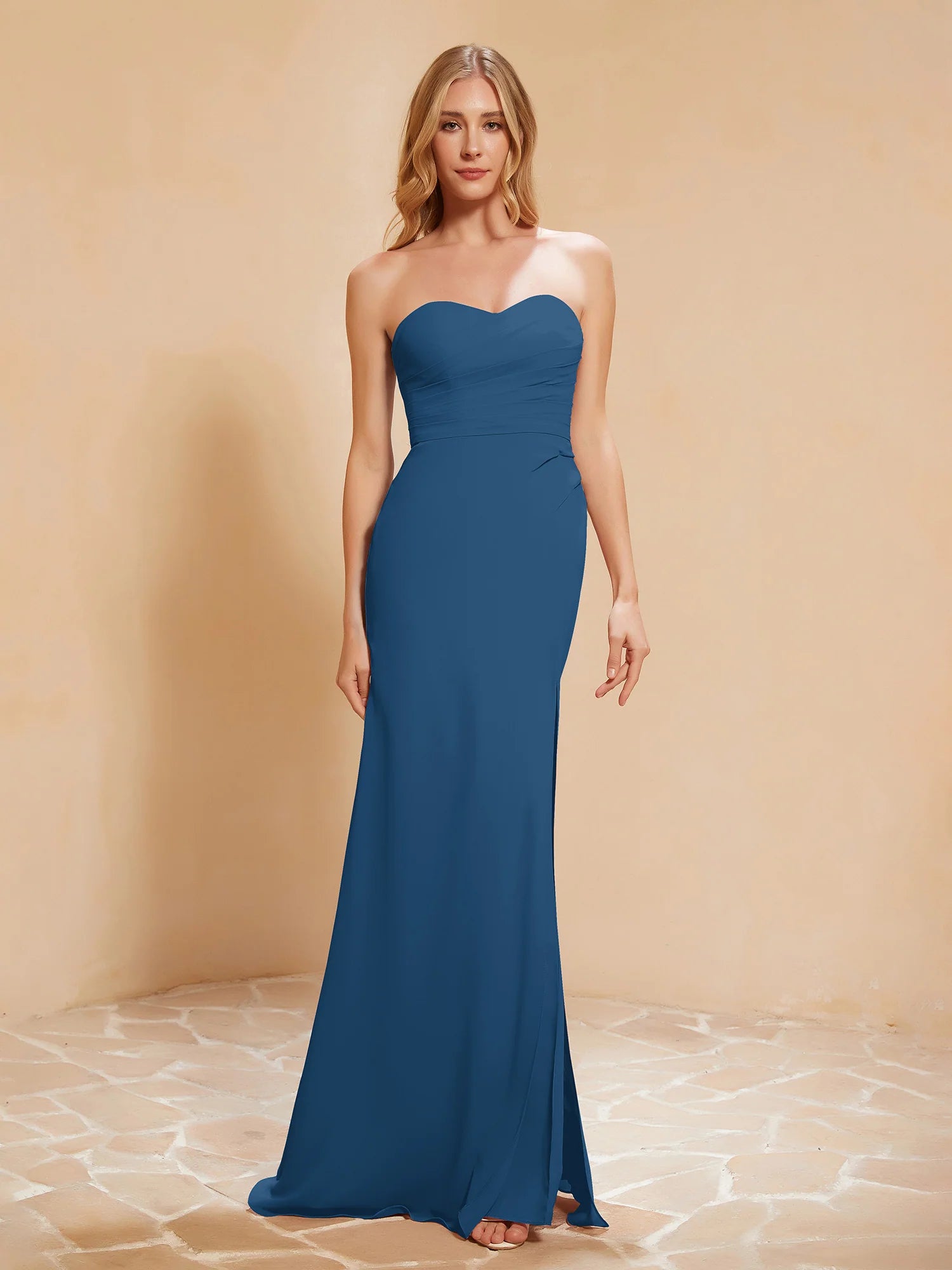 Vestido de noche largo de dama de honor de chifón con escote corazón sin tirantes, cintura fruncida y abertura alta estilo sirena