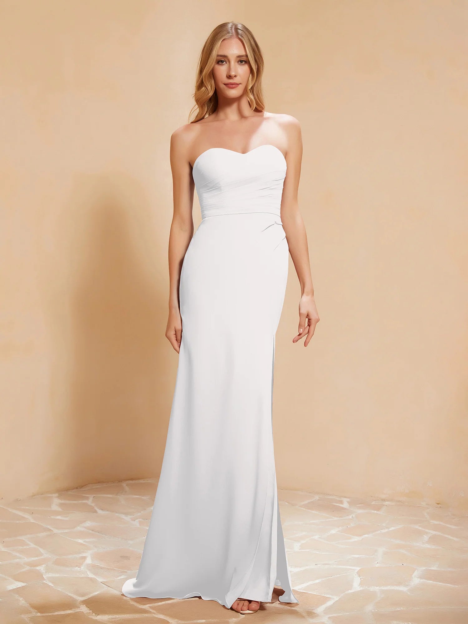 Vestido de noche largo de dama de honor de chifón con escote corazón sin tirantes, cintura fruncida y abertura alta estilo sirena