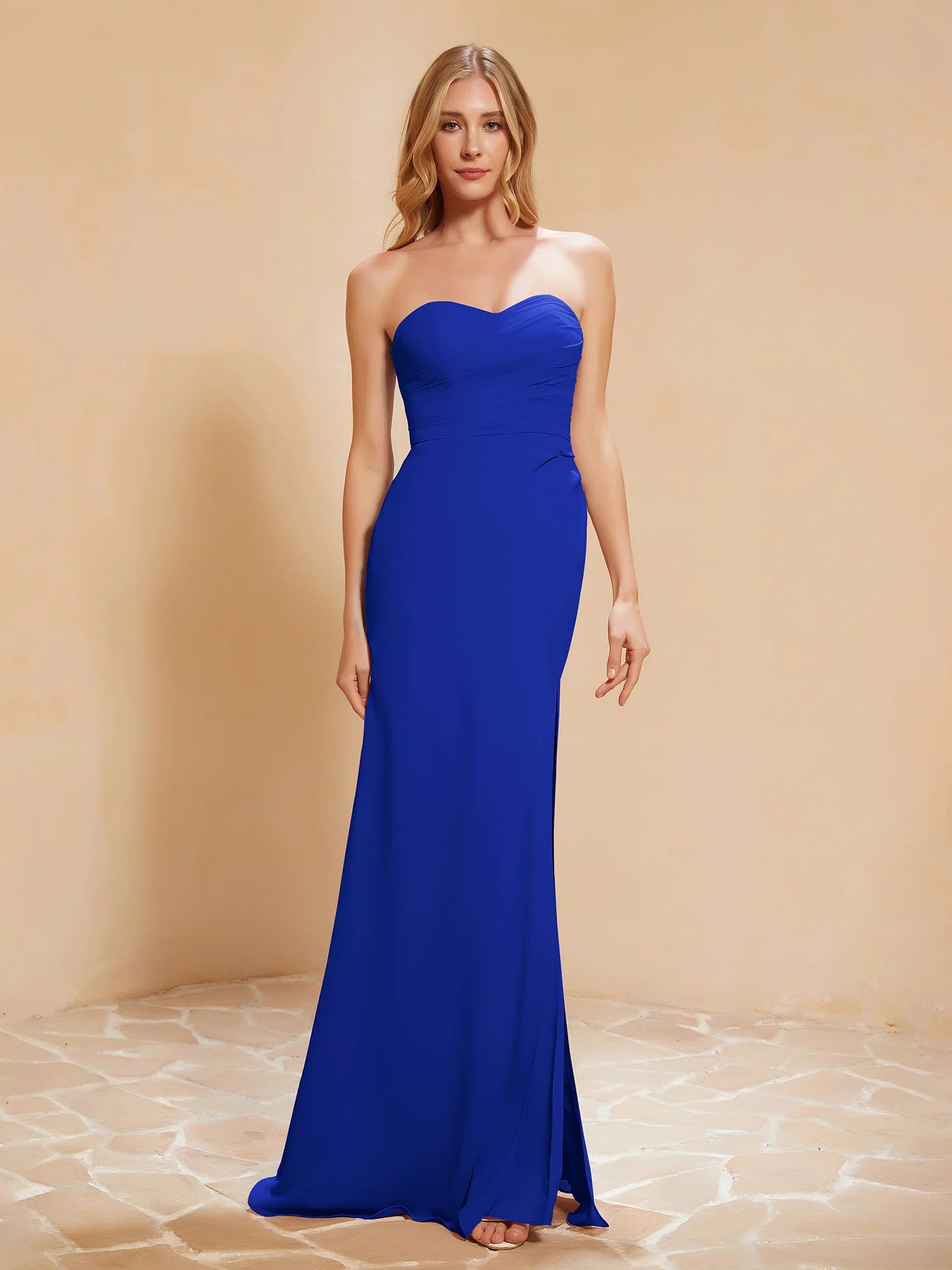 Vestido de noche largo de dama de honor de chifón con escote corazón sin tirantes, cintura fruncida y abertura alta estilo sirena