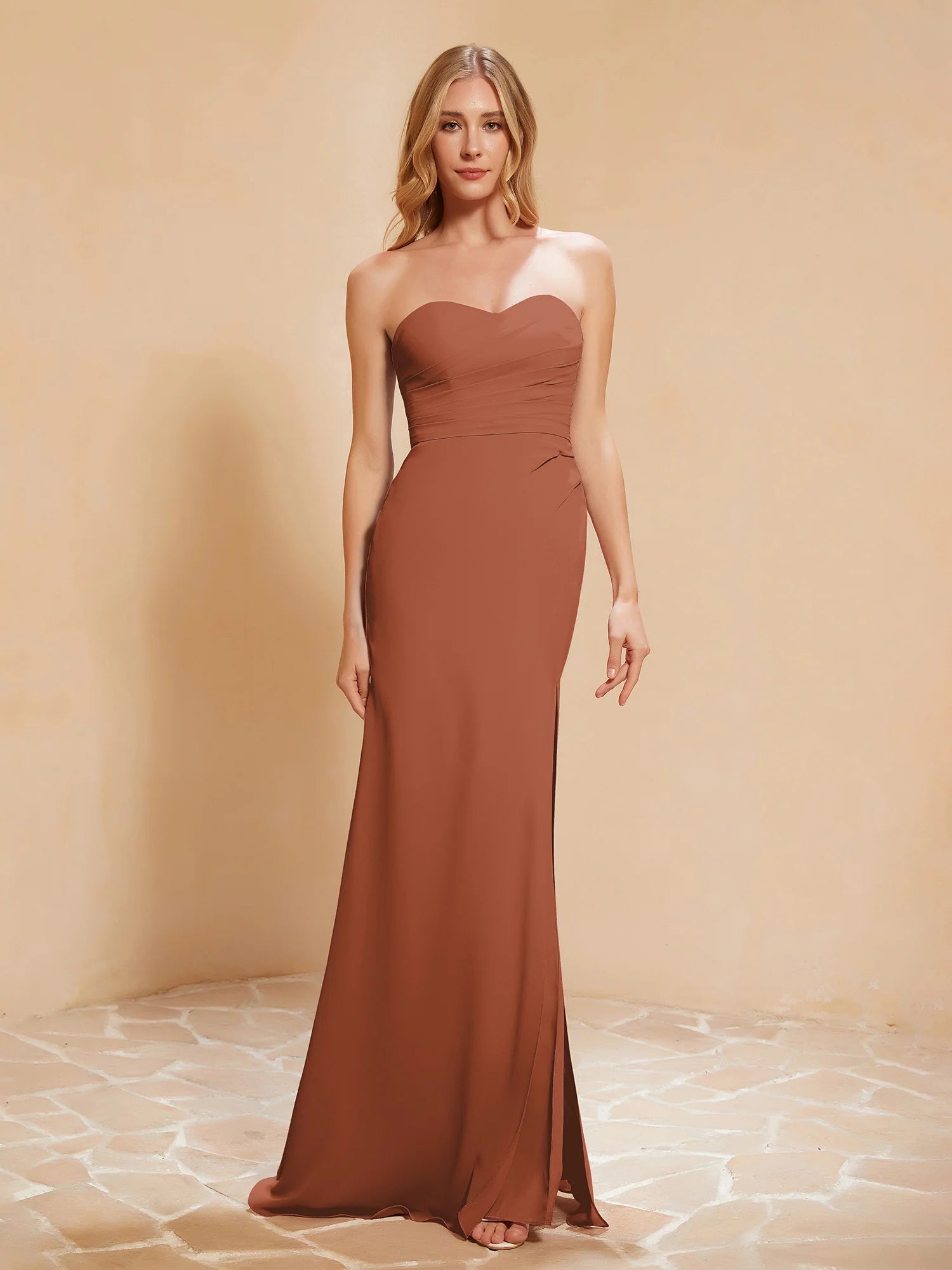 Vestido de noche largo de dama de honor de chifón con escote corazón sin tirantes, cintura fruncida y abertura alta estilo sirena