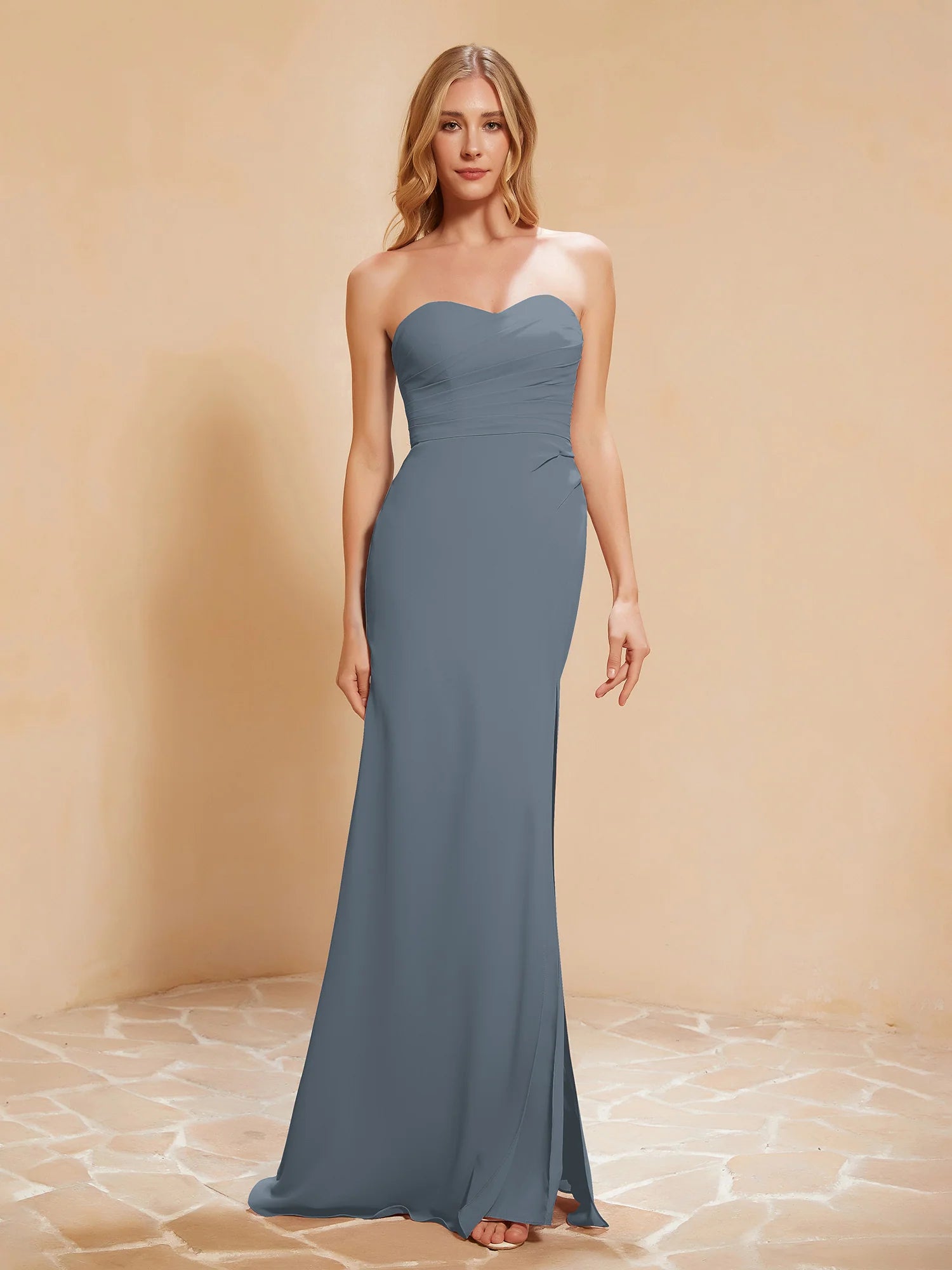 Vestido de noche largo de dama de honor de chifón con escote corazón sin tirantes, cintura fruncida y abertura alta estilo sirena