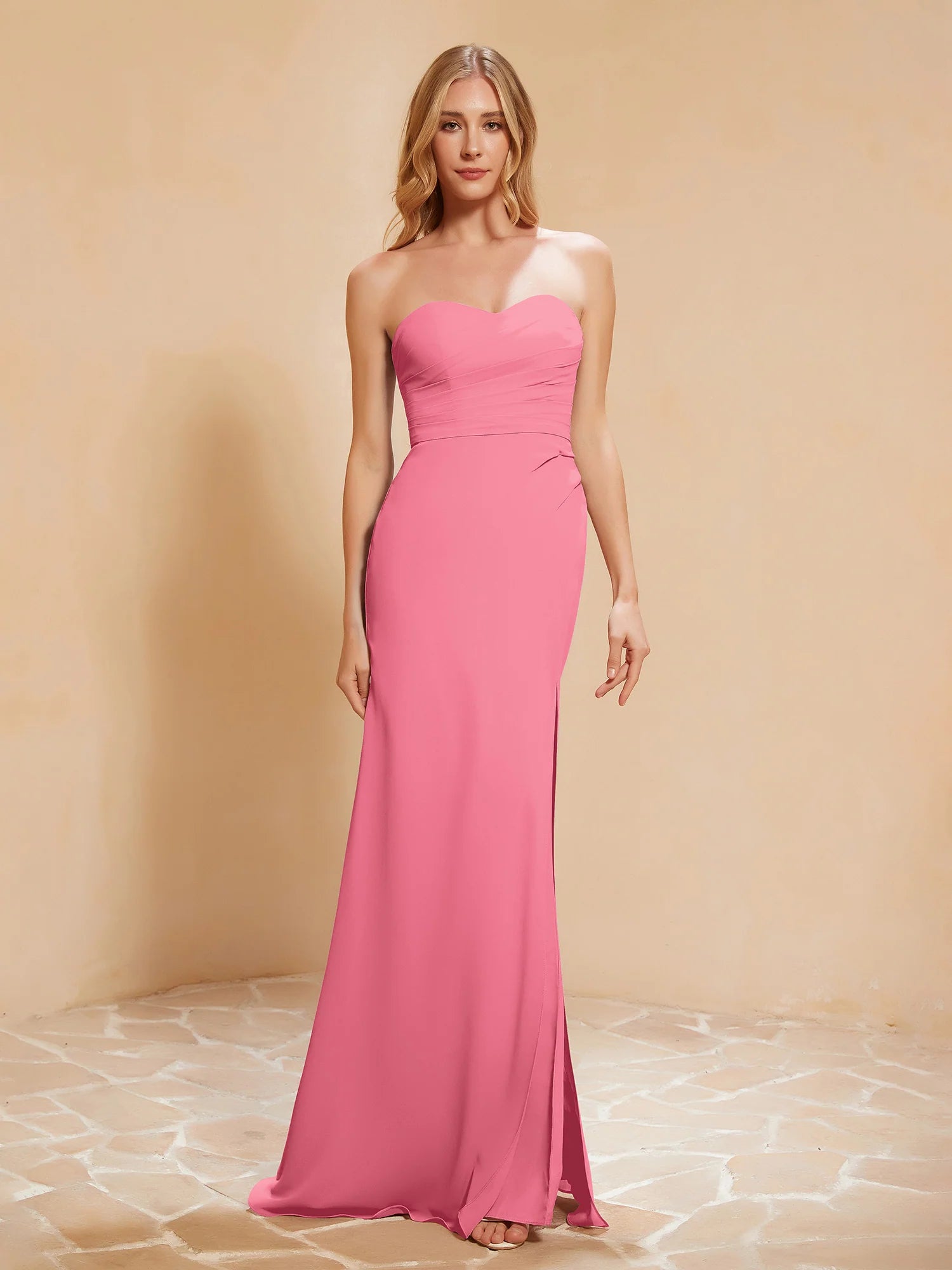 Vestido de noche largo de dama de honor de chifón con escote corazón sin tirantes, cintura fruncida y abertura alta estilo sirena