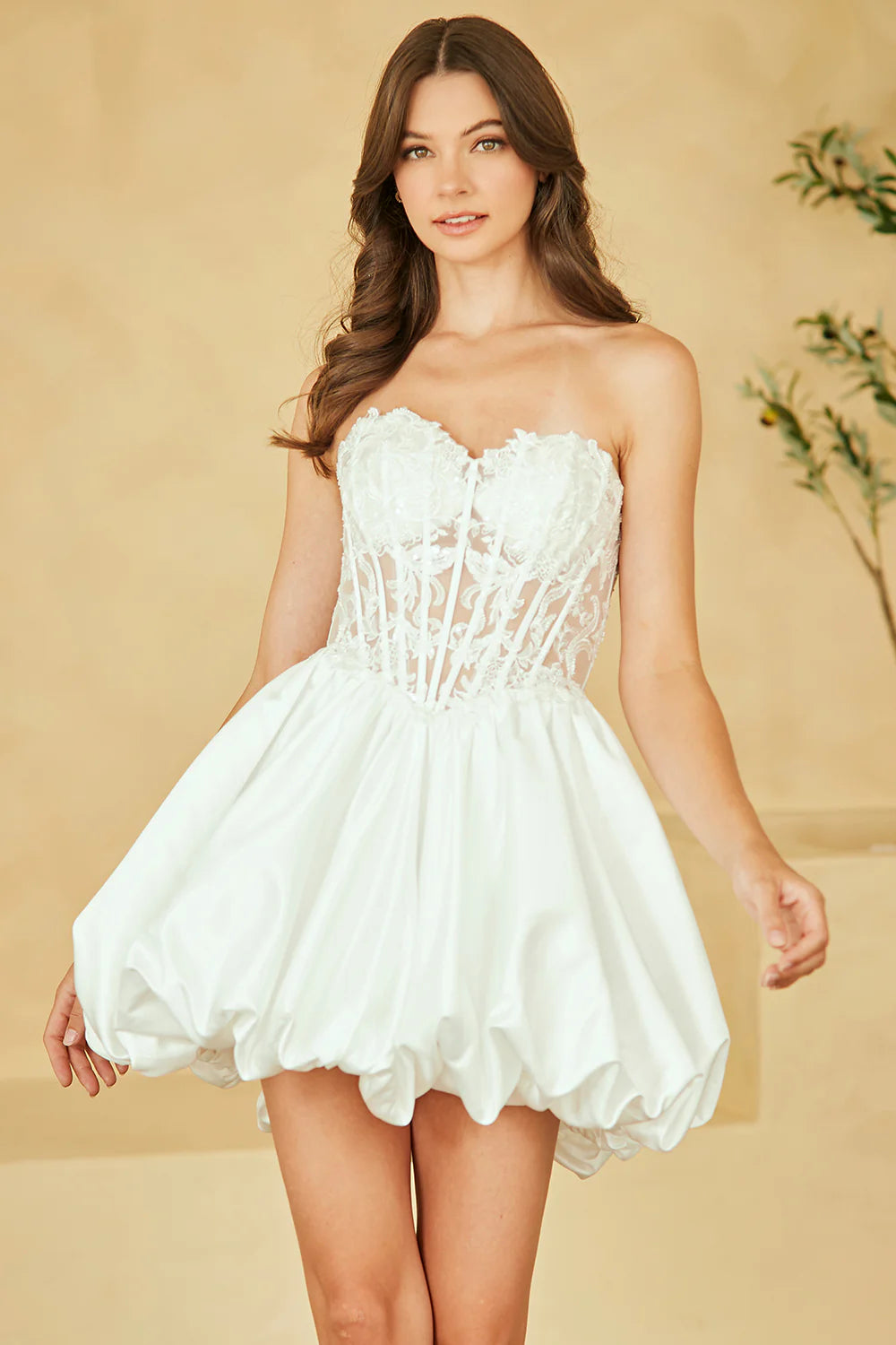 Lindo vestido de fiesta de raso sin tirantes con corsé de encaje y bajo burbuja estilo A.