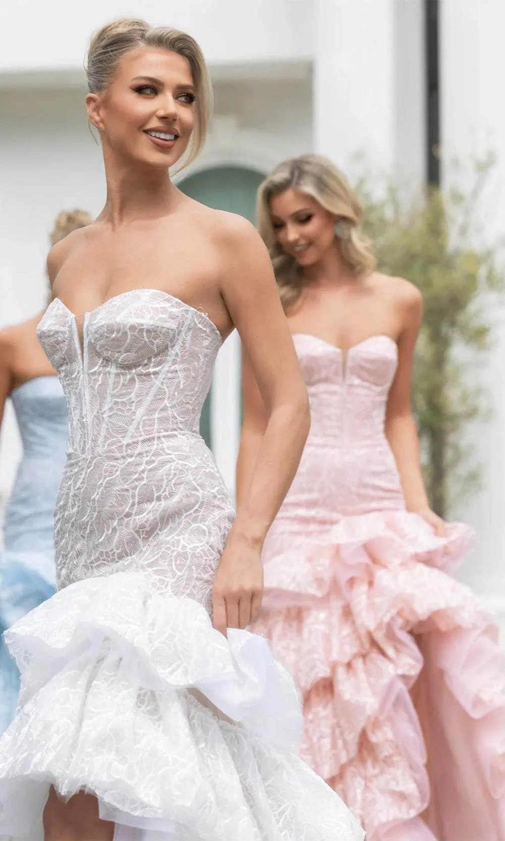Vestido de fiesta de sirena de encaje glamuroso sin tirantes, corsé con volantes y abertura