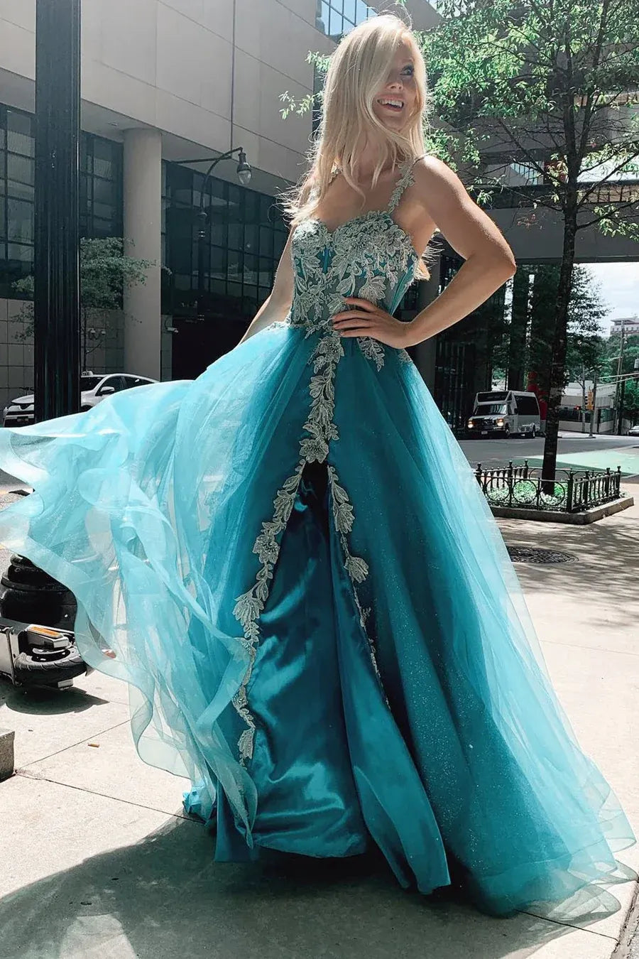 Lace Applique Ball Gown Sweetheart Sleeveless Backless Floor-Length Prom Gown