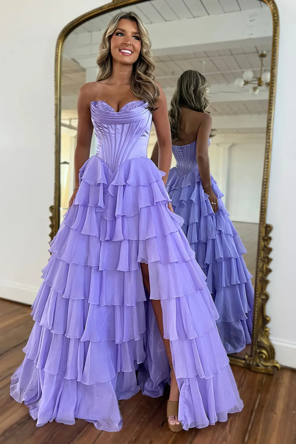 Vestido de gala de tul fruncido con corsé sin tirantes de corte A, con volantes en capas y abertura larga