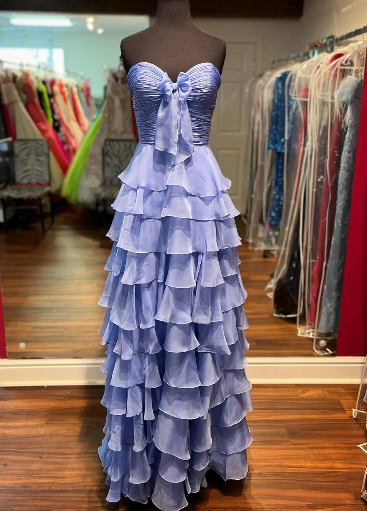 Vestido de fiesta de chifón con escote corazón, corte en A, sin tirantes, con lazo, volantes, cremallera trasera, capas y abertura
