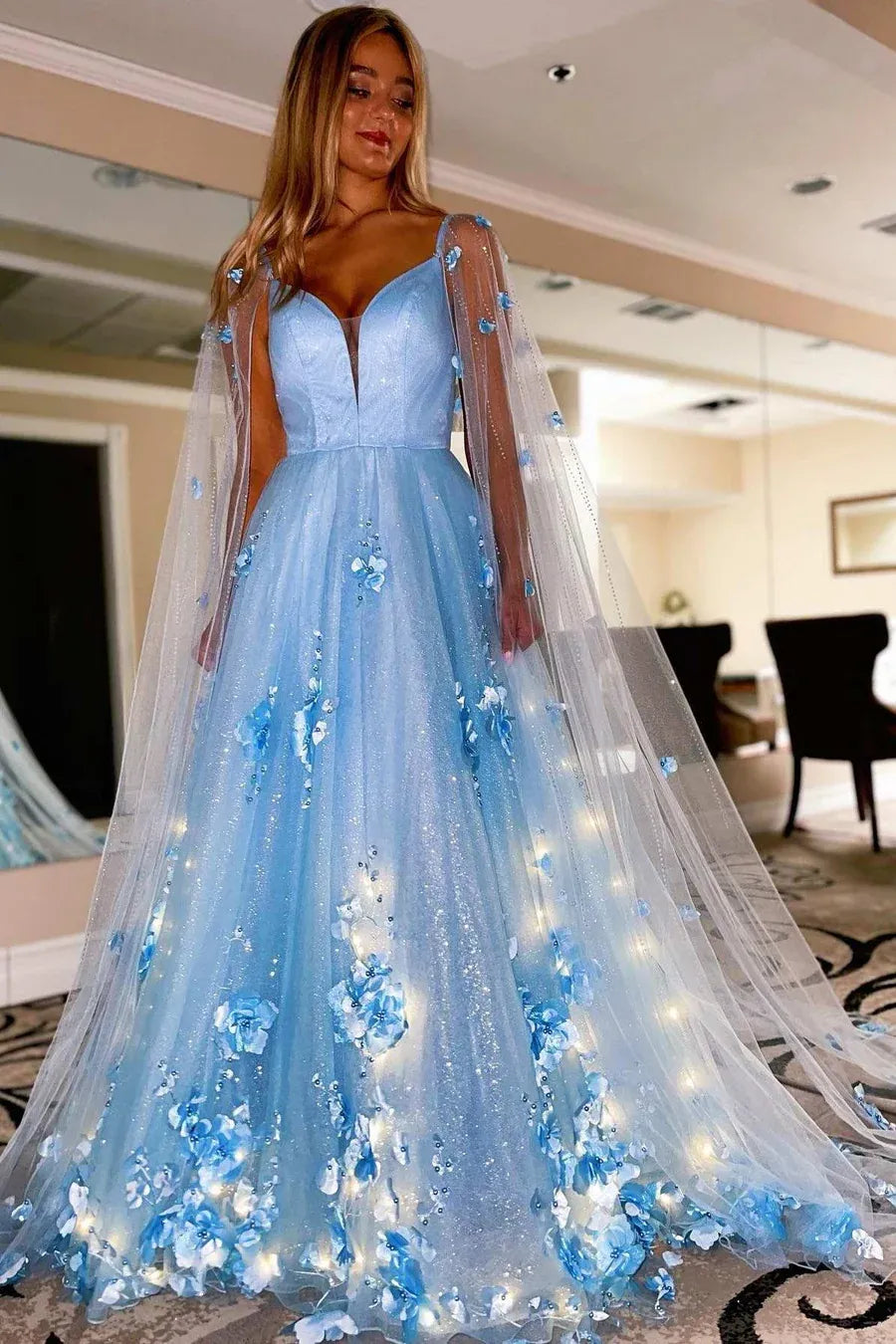 Vestido de fiesta maxi lavanda con diseño floral 3D, corte en A, escote en V pronunciado y espalda descubierta con tirantes finos