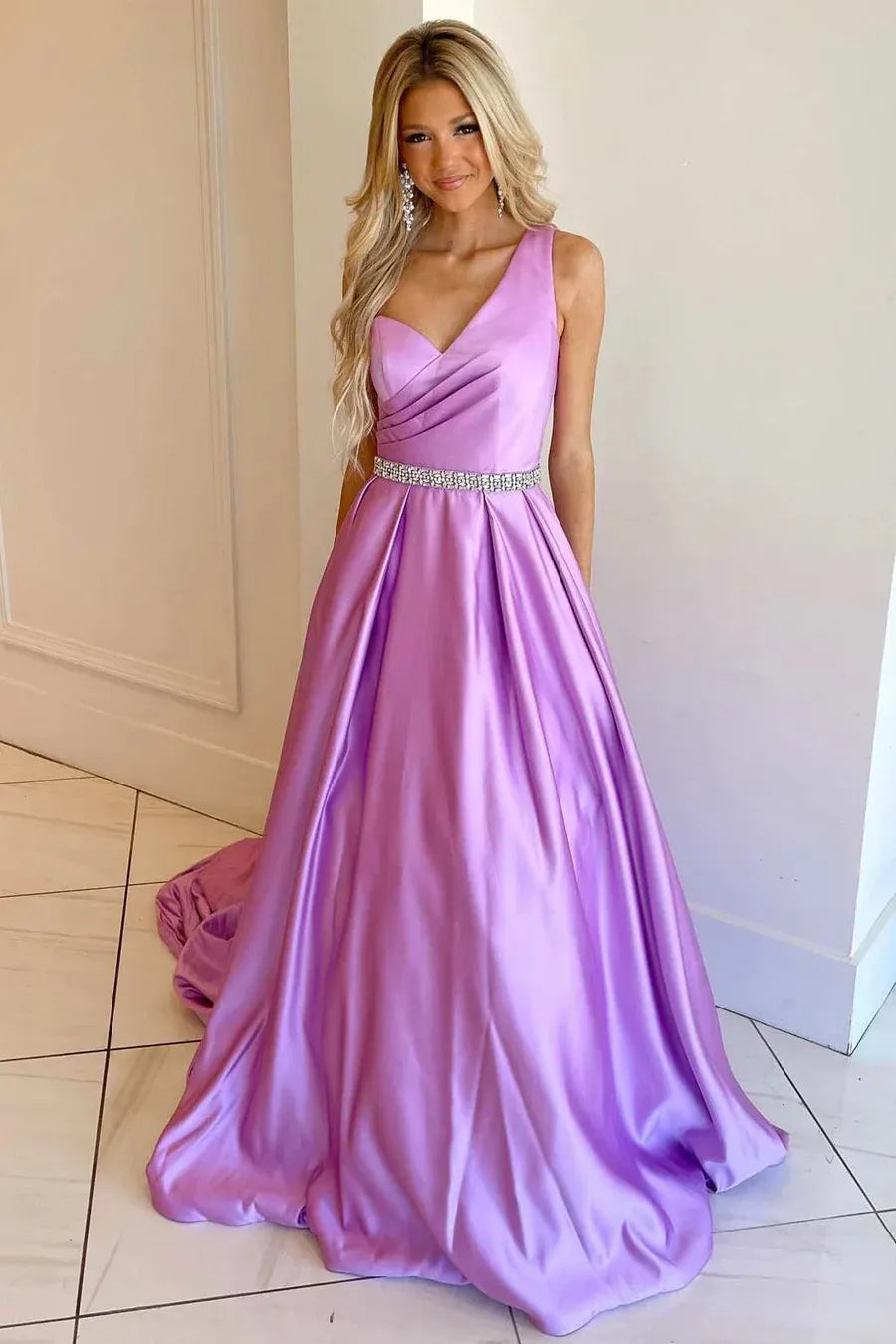 Vestido de Fiesta Largo de Raso Lavanda con Corte en A, un Hombro y sin Espalda