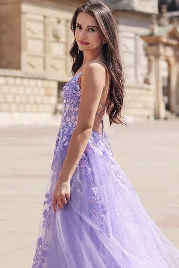 Vestido de fiesta de tul lavanda con tirantes, corte en A y abertura alta