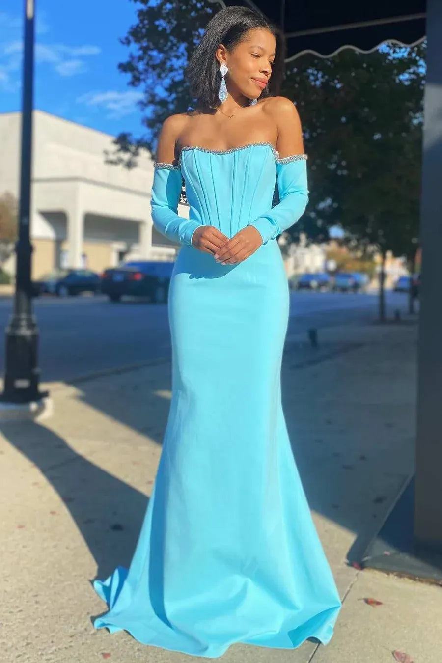 Vestido Largo de Fiesta Sirena de Satén Azul Claro con Escote Corazón, Hombros Descubiertos, Manga Larga y Espalda Abierta