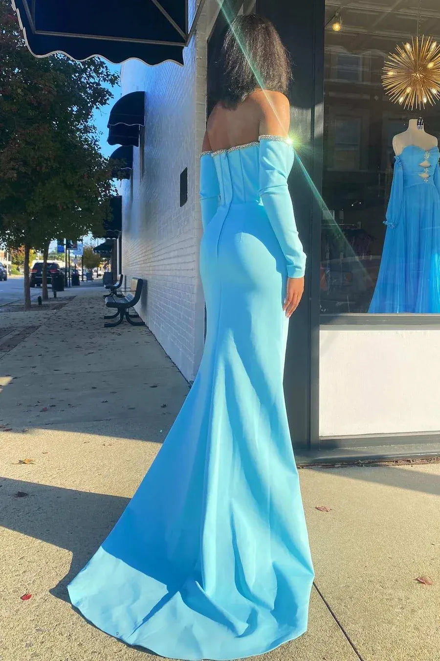 Vestido Largo de Fiesta Sirena de Satén Azul Claro con Escote Corazón, Hombros Descubiertos, Manga Larga y Espalda Abierta