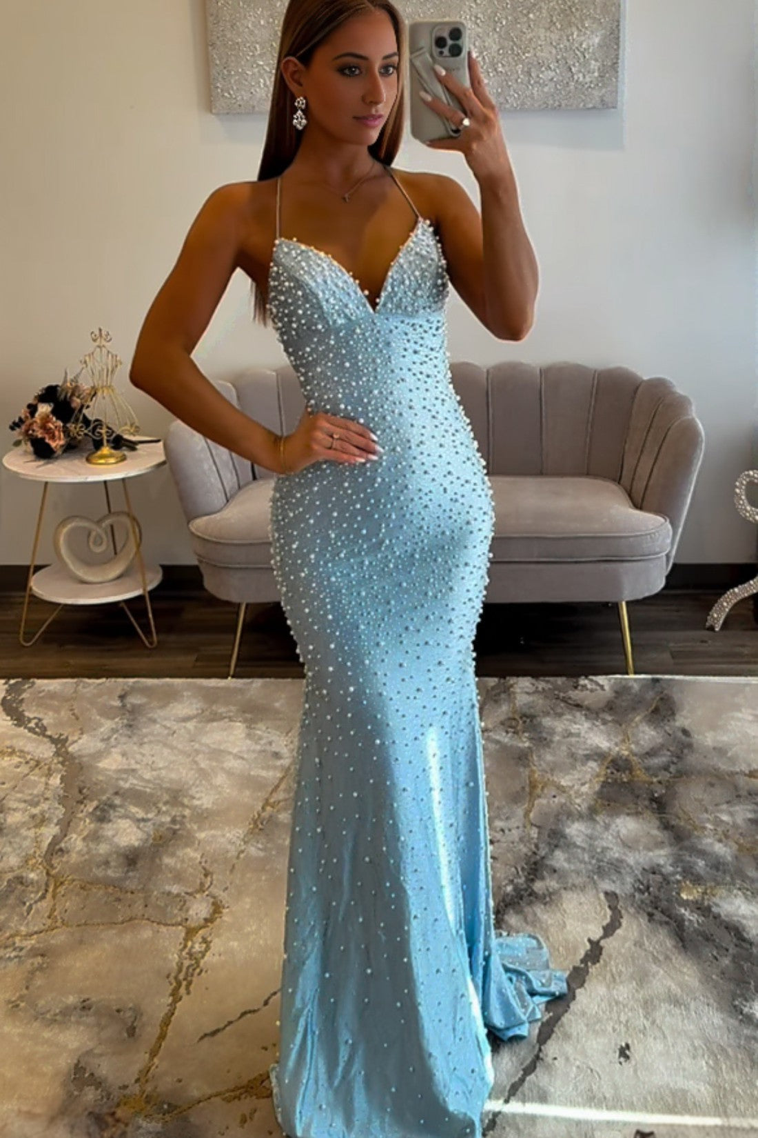 Vestido largo de fiesta de noche de corte sirena con cola, escote en V, espalda descubierta, tirantes finos y perlas.