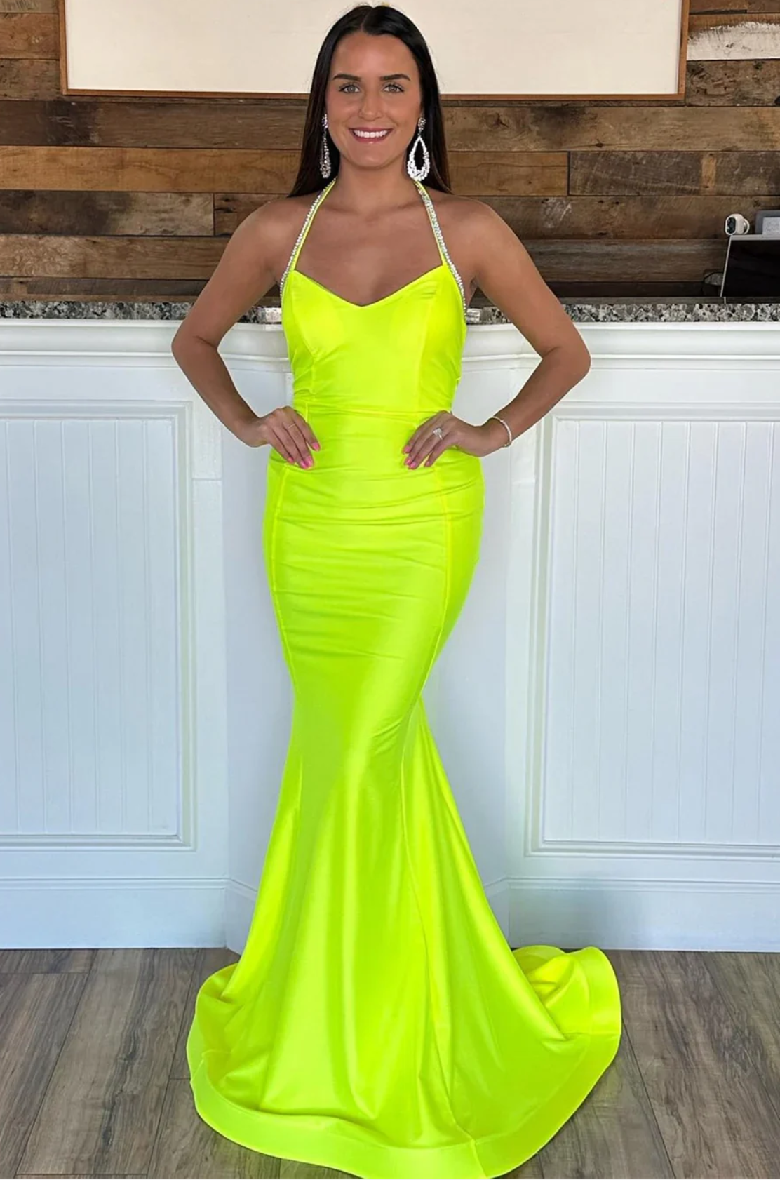 Elegante vestido de noche sirena con cuello halter, sexy vestido de fiesta de raso largo con espalda abierta