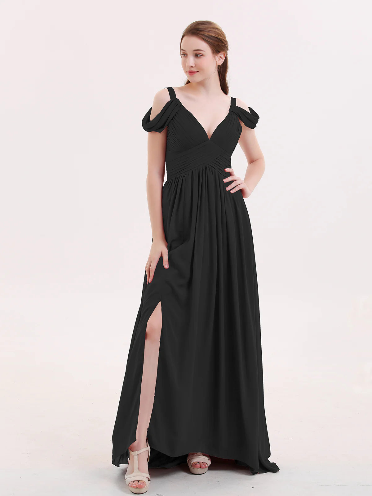 Vestido maxi de dama de honor de chifón con hombros descubiertos, tirantes drapeados, escote pronunciado en V, fruncido, abertura alta y cola en la espalda