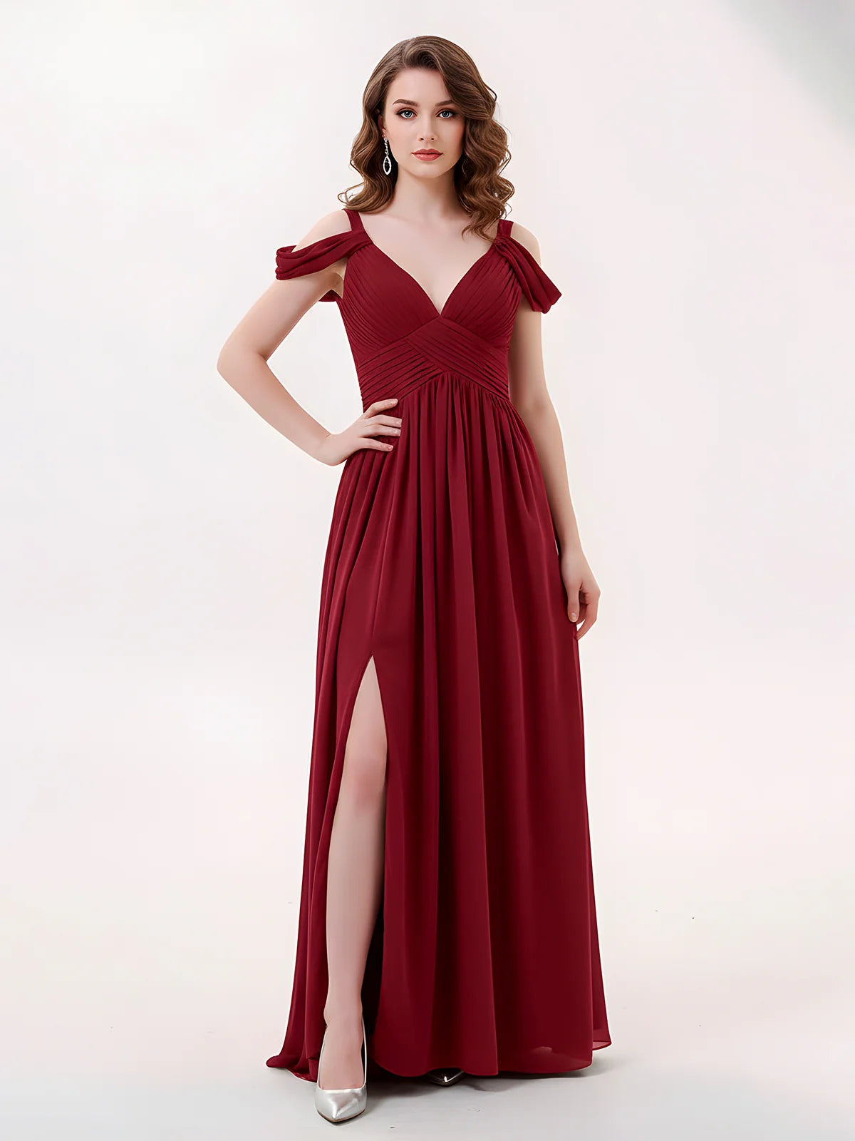 Vestido maxi de dama de honor de chifón con hombros descubiertos, tirantes drapeados, escote pronunciado en V, fruncido, abertura alta y cola en la espalda
