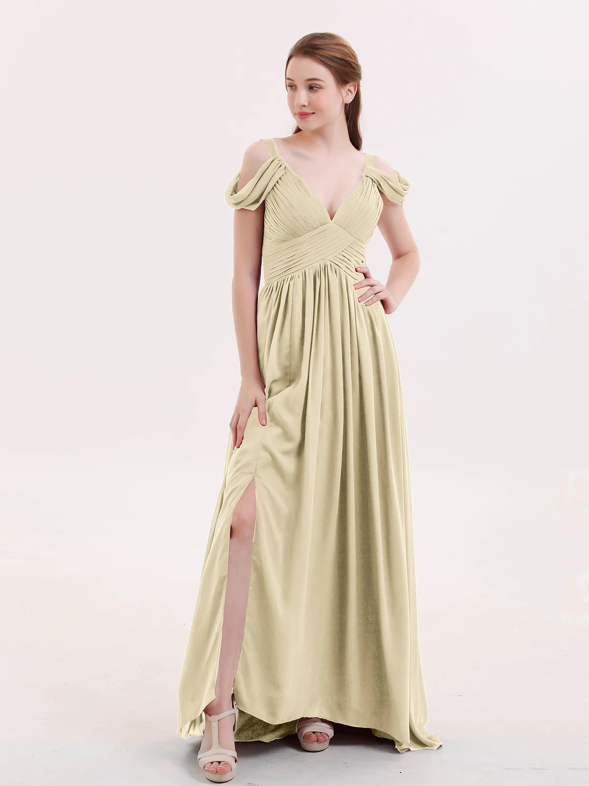 Vestido maxi de dama de honor de chifón con hombros descubiertos, tirantes drapeados, escote pronunciado en V, fruncido, abertura alta y cola en la espalda