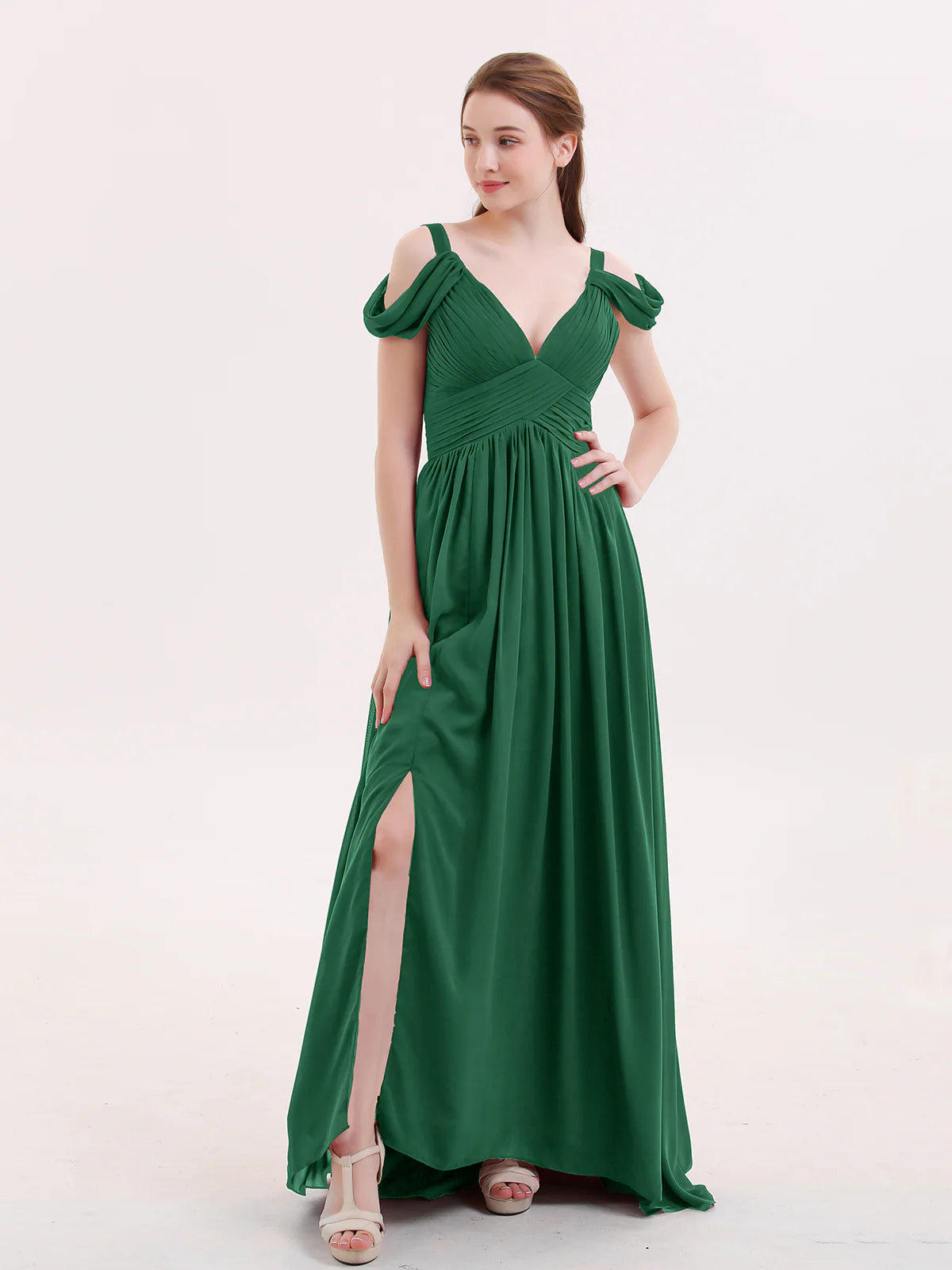 Vestido maxi de dama de honor de chifón con hombros descubiertos, tirantes drapeados, escote pronunciado en V, fruncido, abertura alta y cola en la espalda